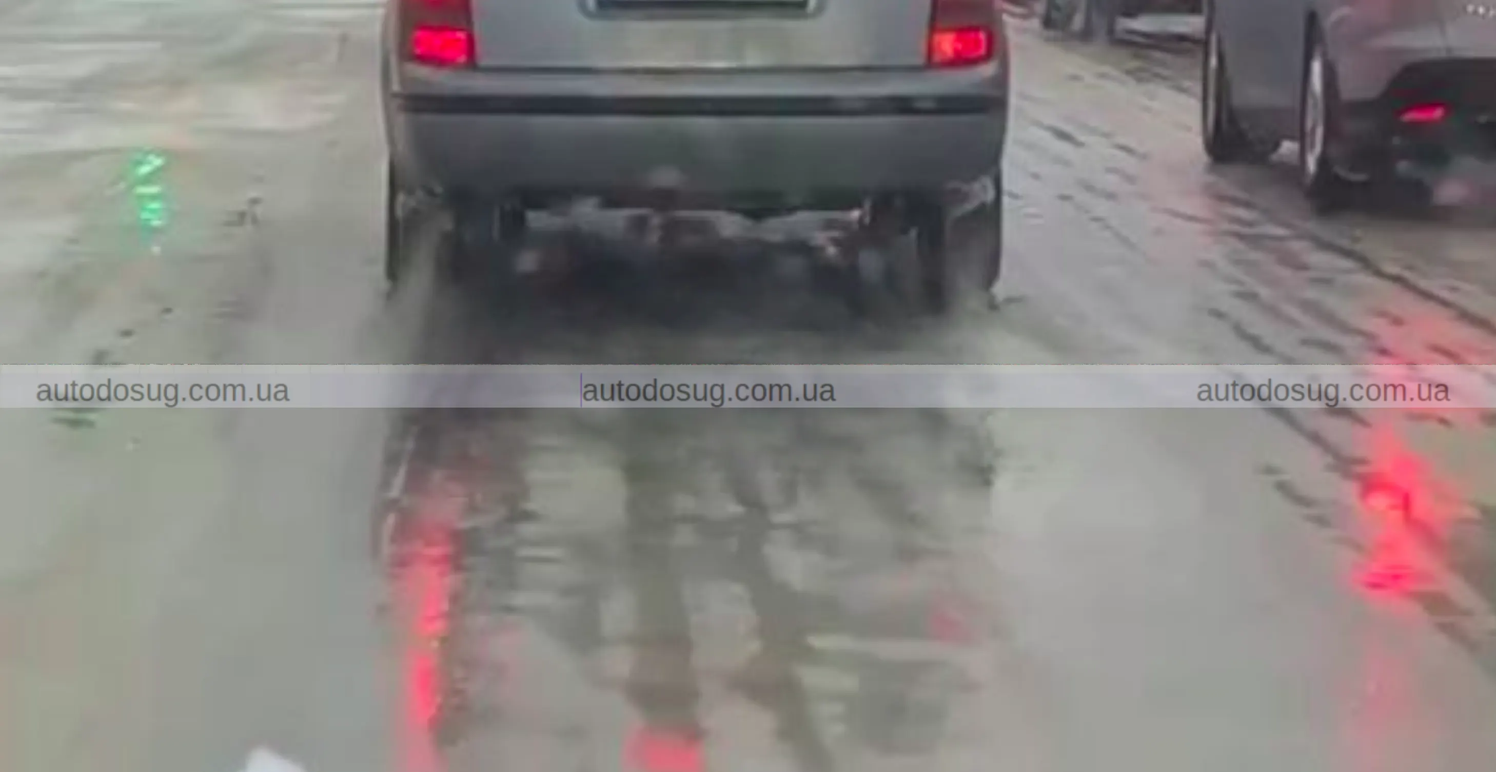 Харків бореться з крижаною пасткою для водіїв і пішоходів