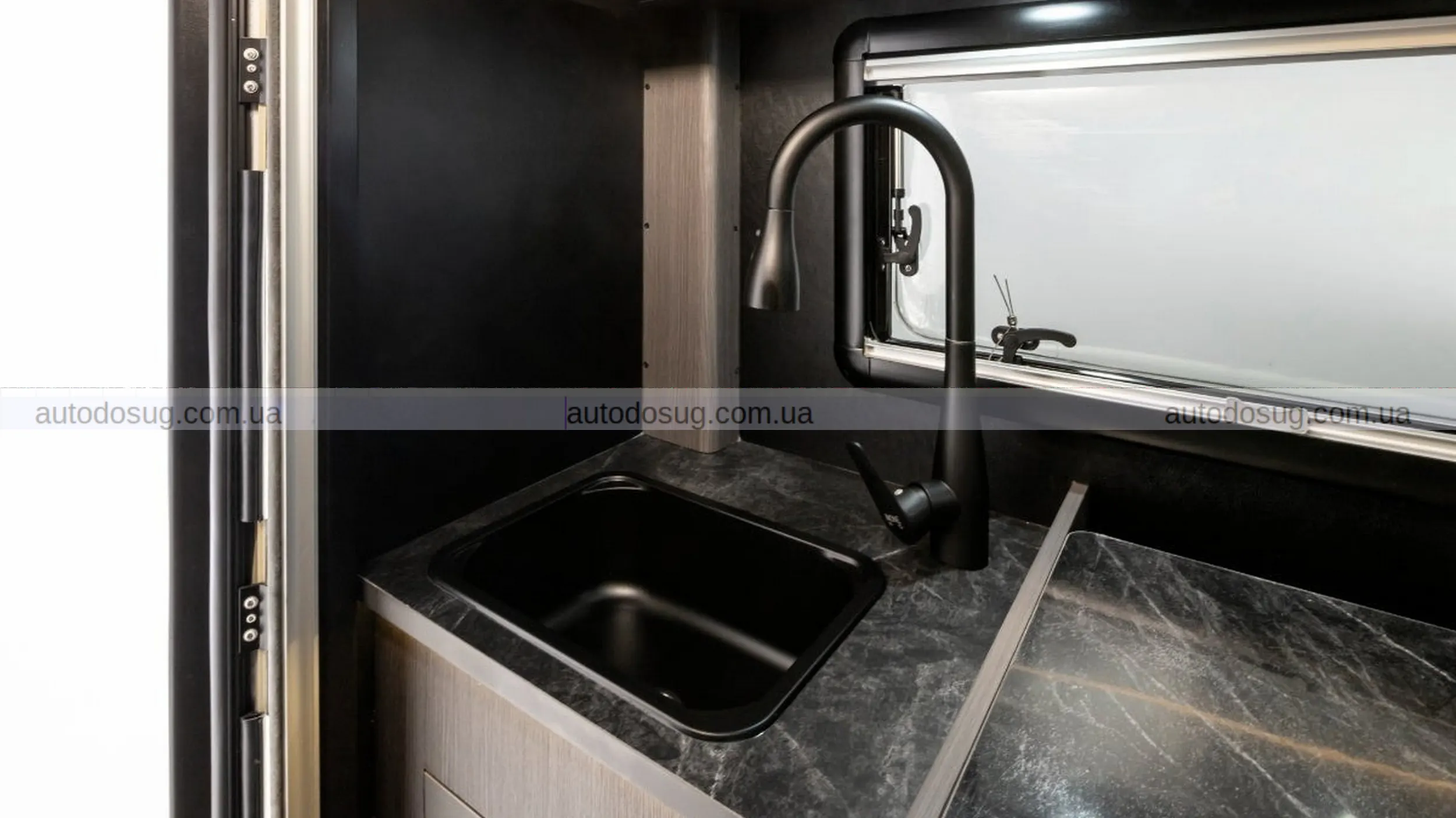 Крихітна вантажівка Kei стає справжнім крихітним будинком на колесах