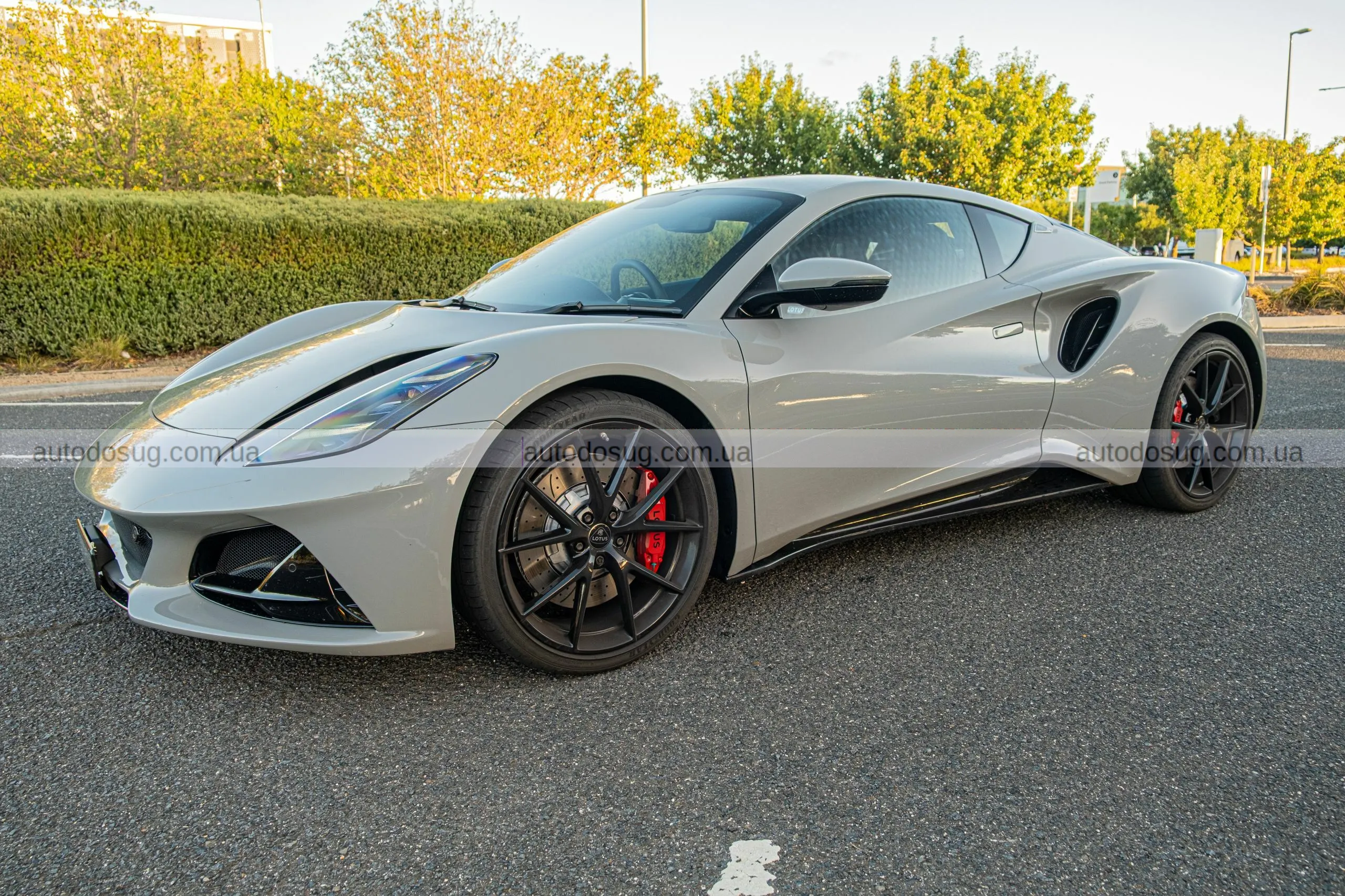Lotus Emira Turbo SE підкорює трасу і серце