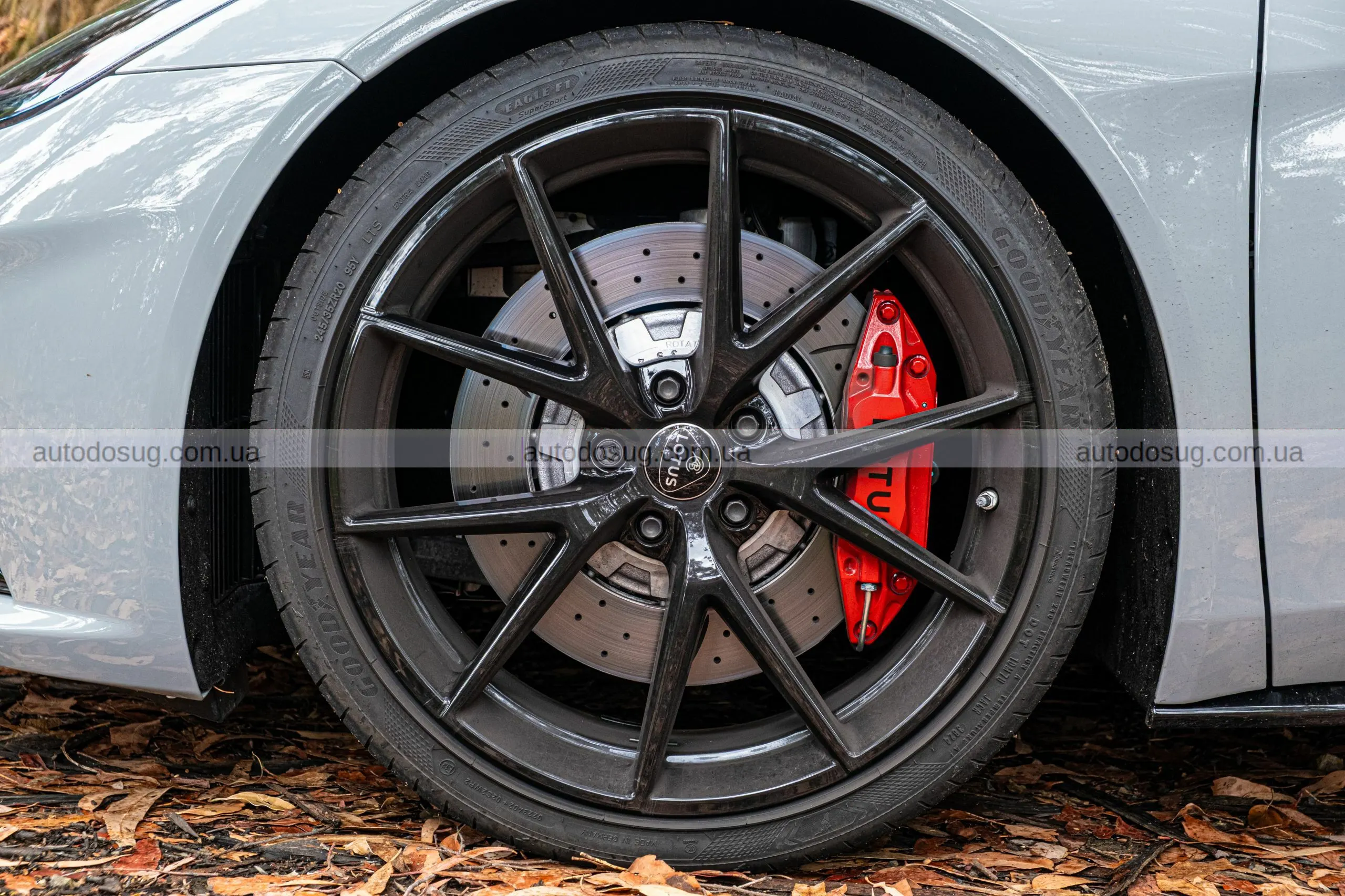 Lotus Emira Turbo SE підкорює трасу і серце