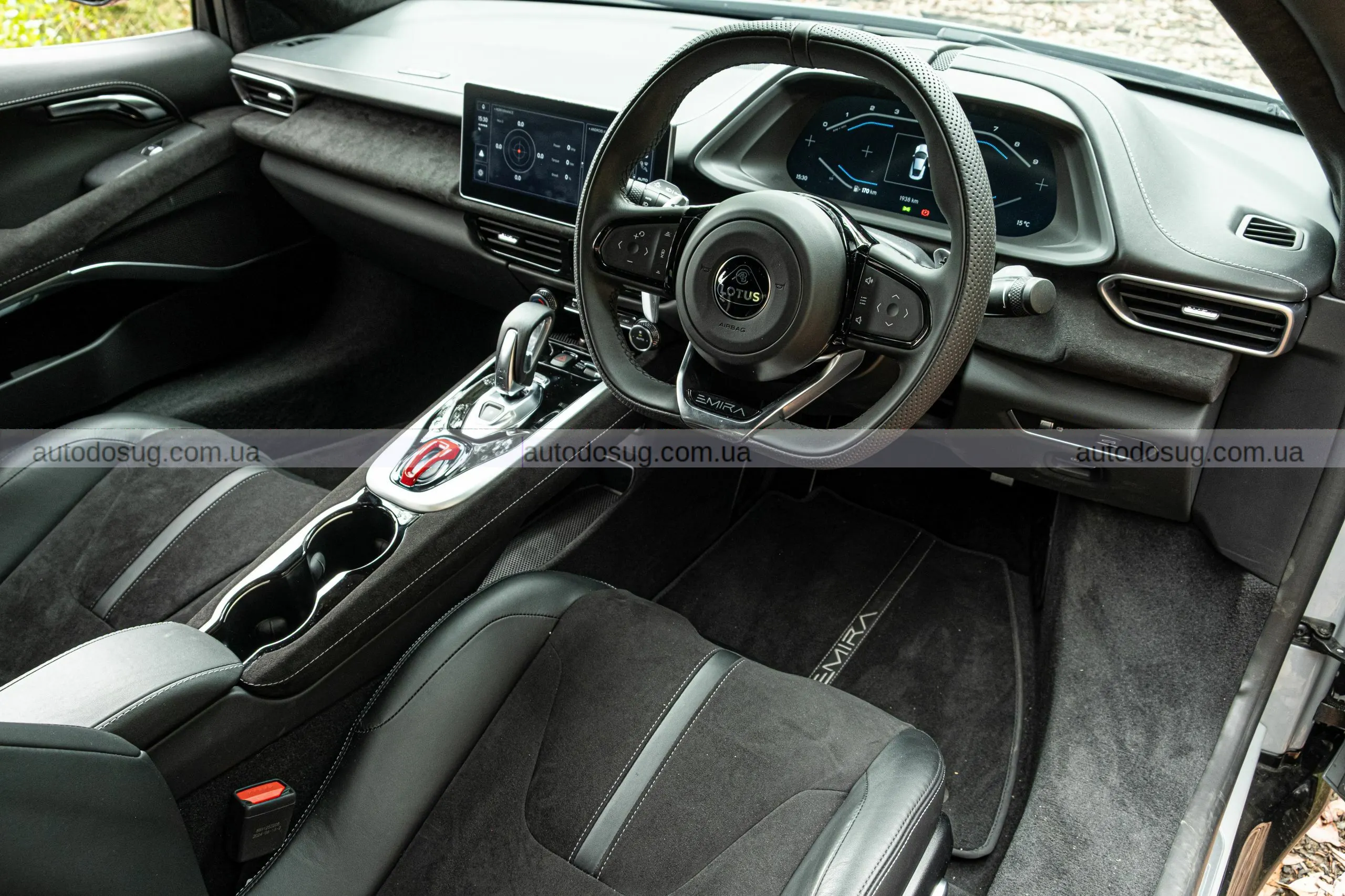 Lotus Emira Turbo SE підкорює трасу і серце