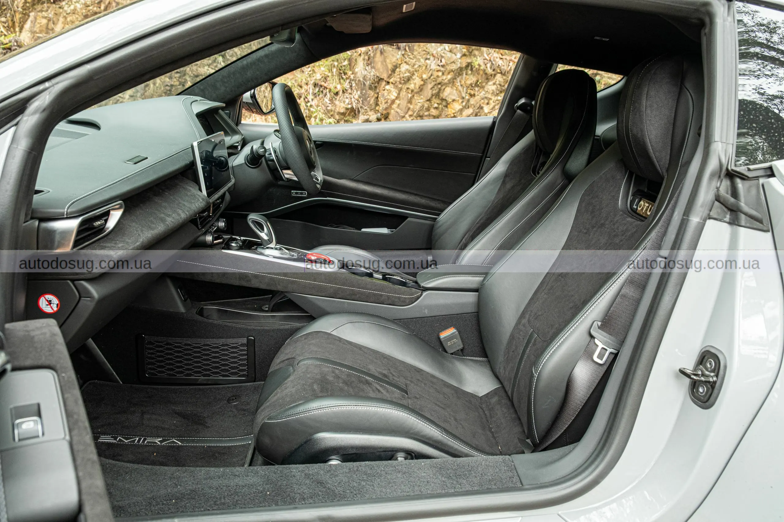 Lotus Emira Turbo SE підкорює трасу і серце