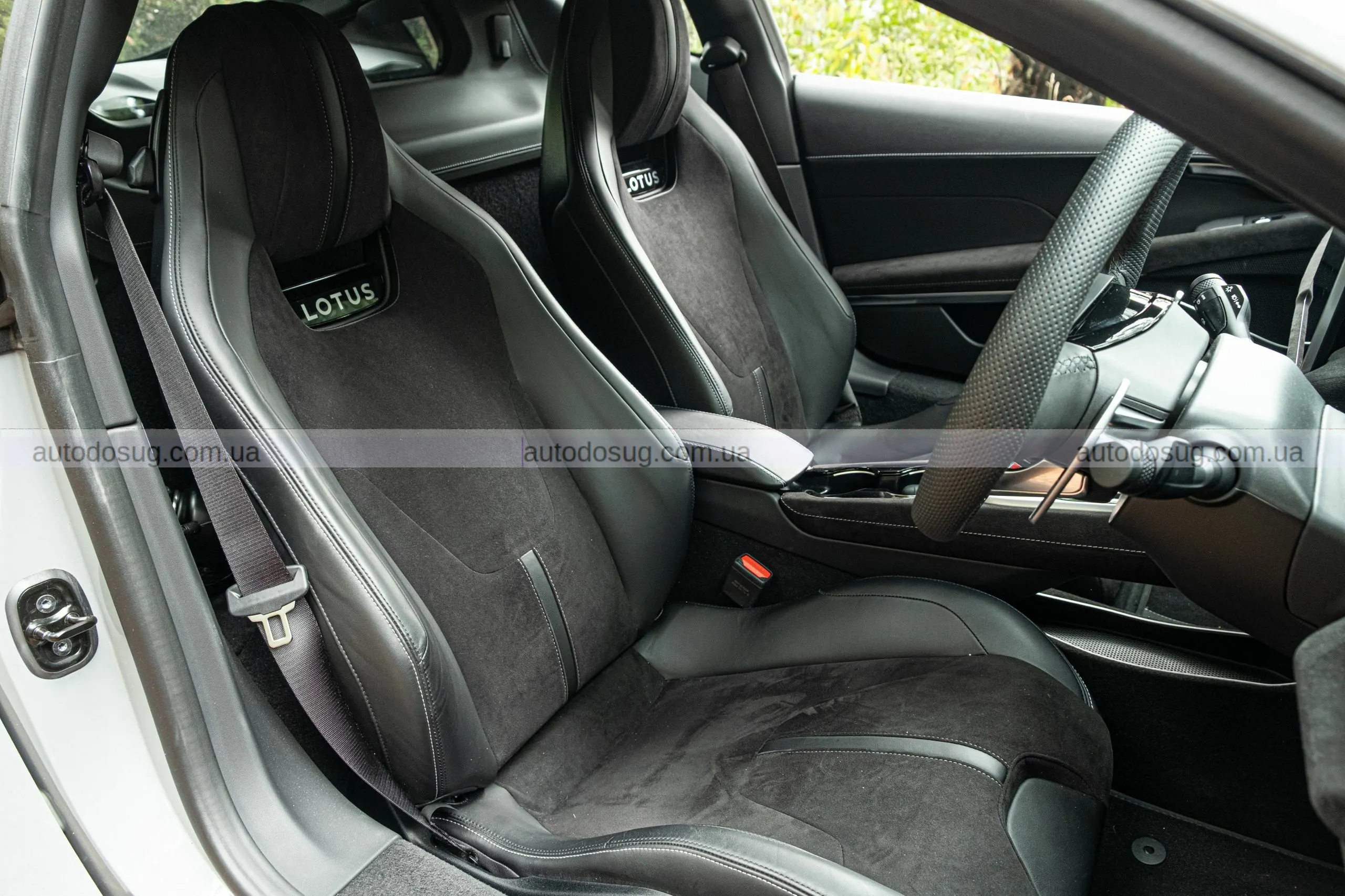 Lotus Emira Turbo SE підкорює трасу і серце