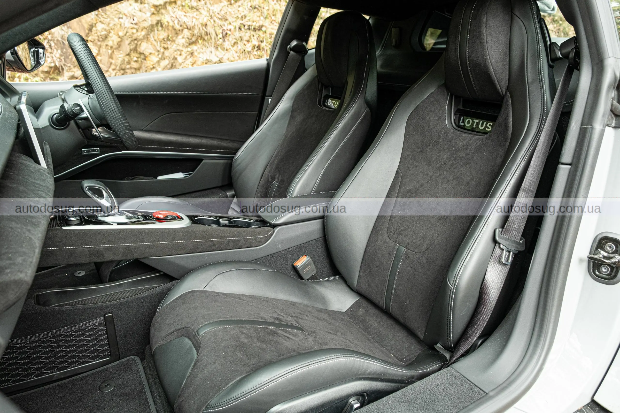 Lotus Emira Turbo SE підкорює трасу і серце