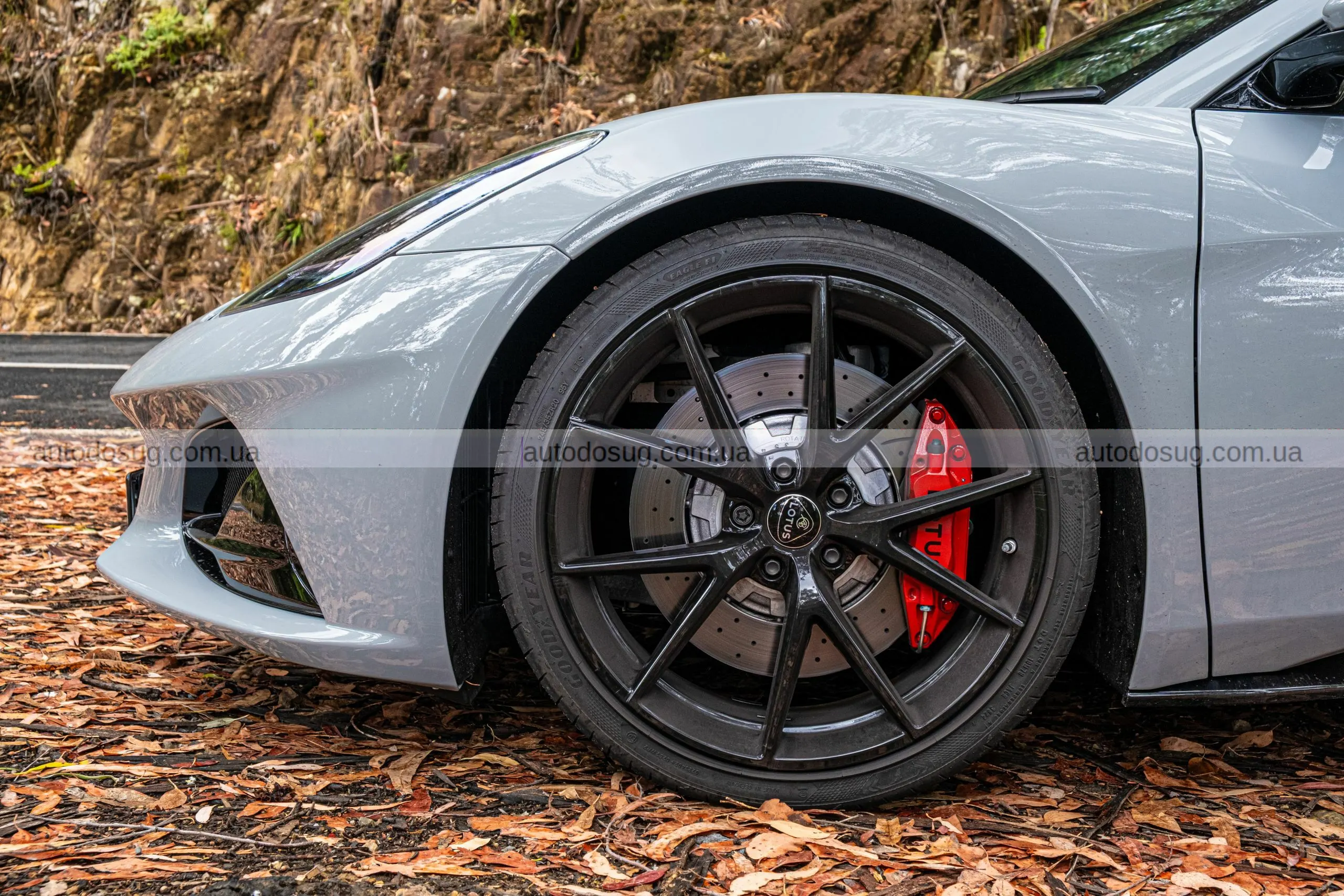 Lotus Emira Turbo SE підкорює трасу і серце