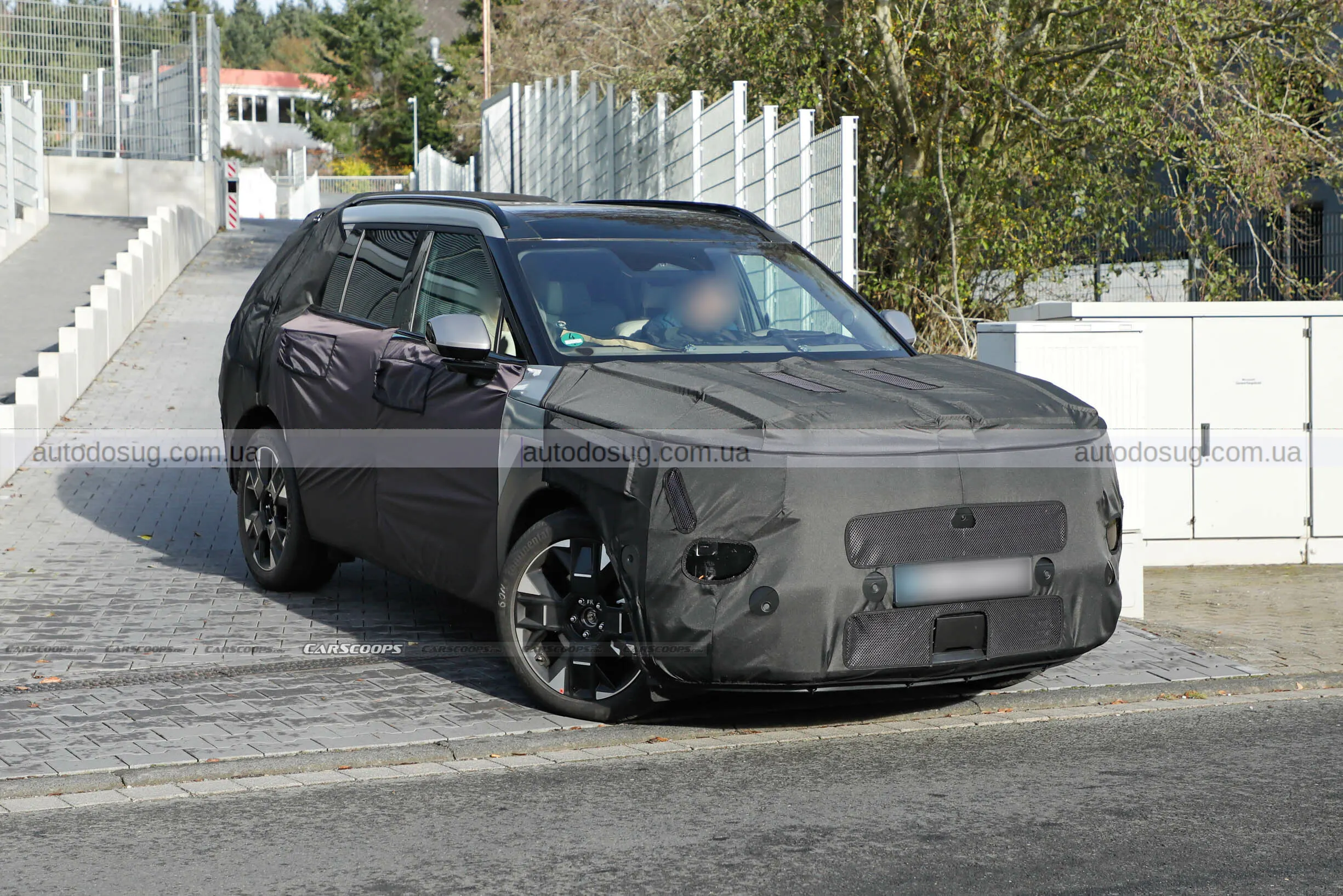 Новий Hyundai Tucson перейняв квадратний стиль та має голосове керування