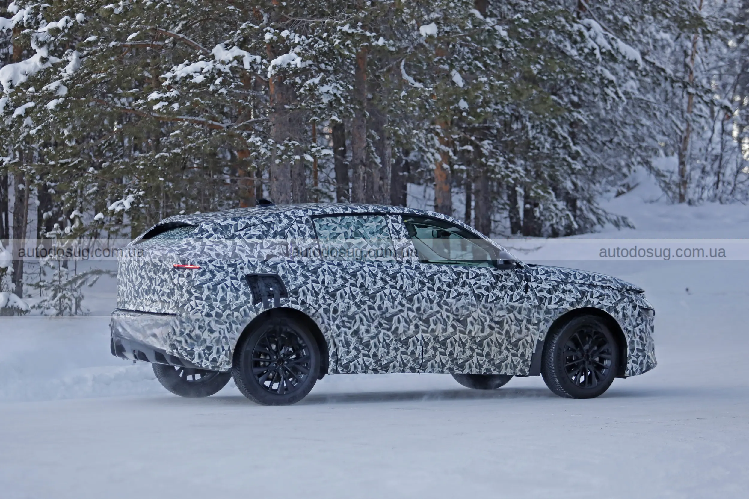 Новий Lancia Gamma з’явився на дорогах і приховує знайоме ім’я