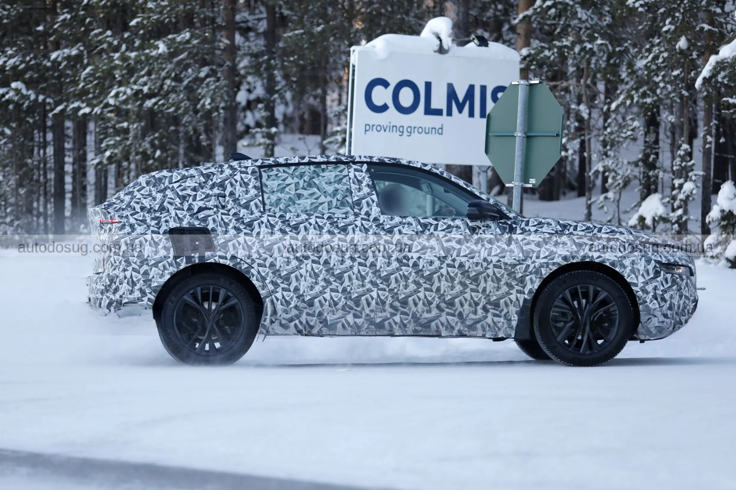 Новий Lancia Gamma з’явився на дорогах і приховує знайоме ім’я