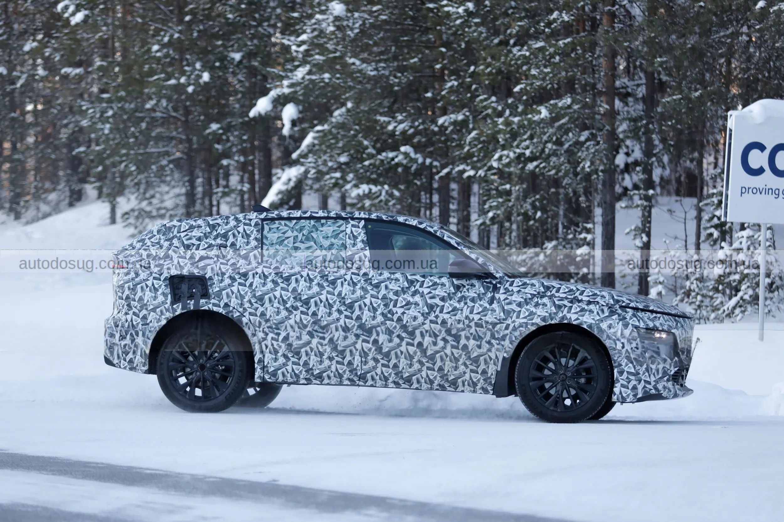 Новий Lancia Gamma з’явився на дорогах і приховує знайоме ім’я