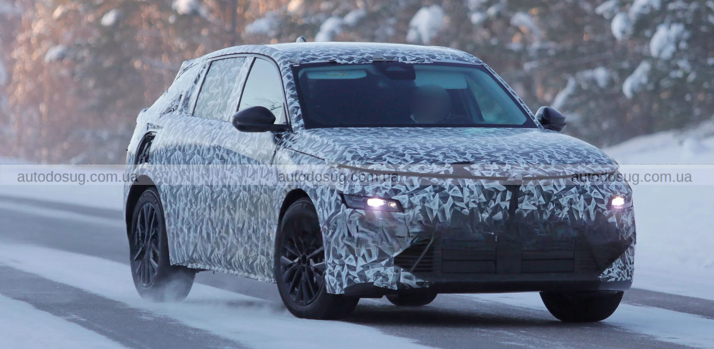 Новий Lancia Gamma з’явився на дорогах і приховує знайоме ім’я