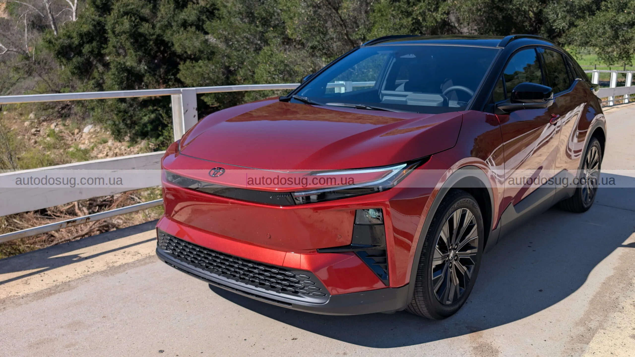 Toyota C-HR EV виходить на дорогу як компактний драйвер наступного покоління