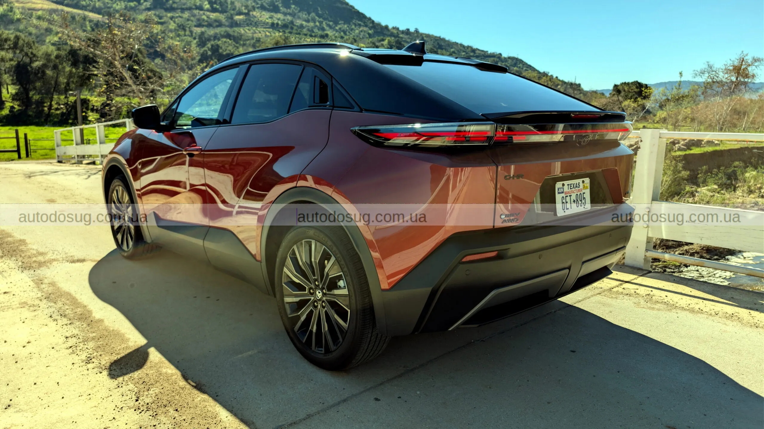 Toyota C-HR EV виходить на дорогу як компактний драйвер наступного покоління