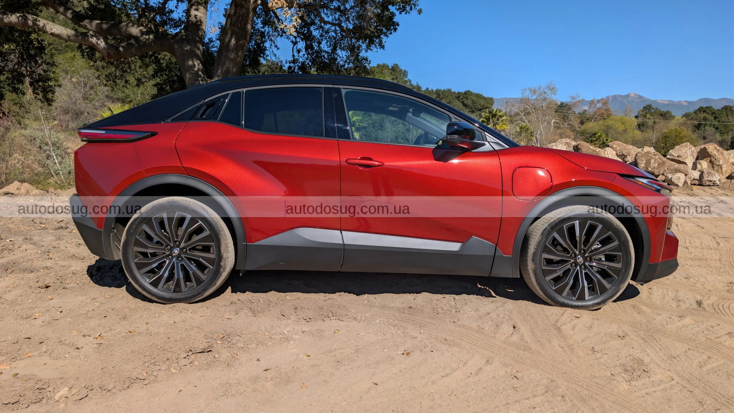 Toyota C-HR EV виходить на дорогу як компактний драйвер наступного покоління