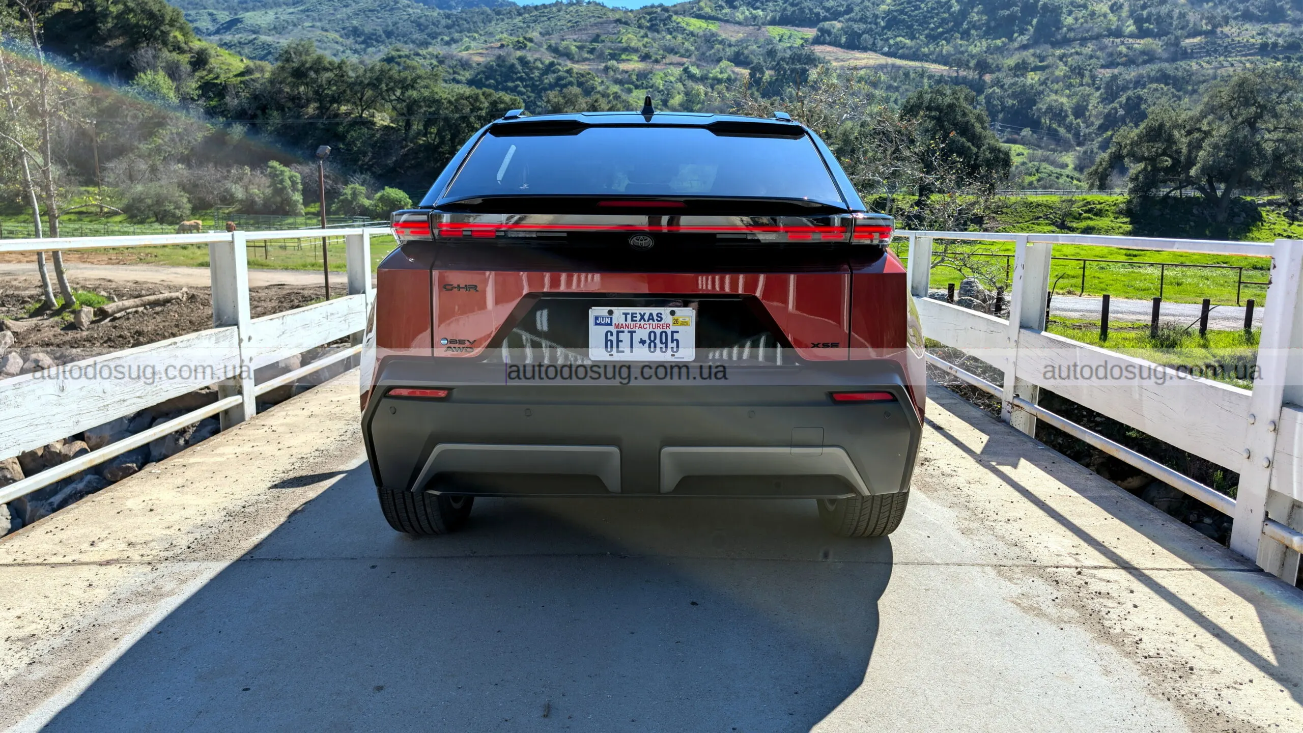 Toyota C-HR EV виходить на дорогу як компактний драйвер наступного покоління