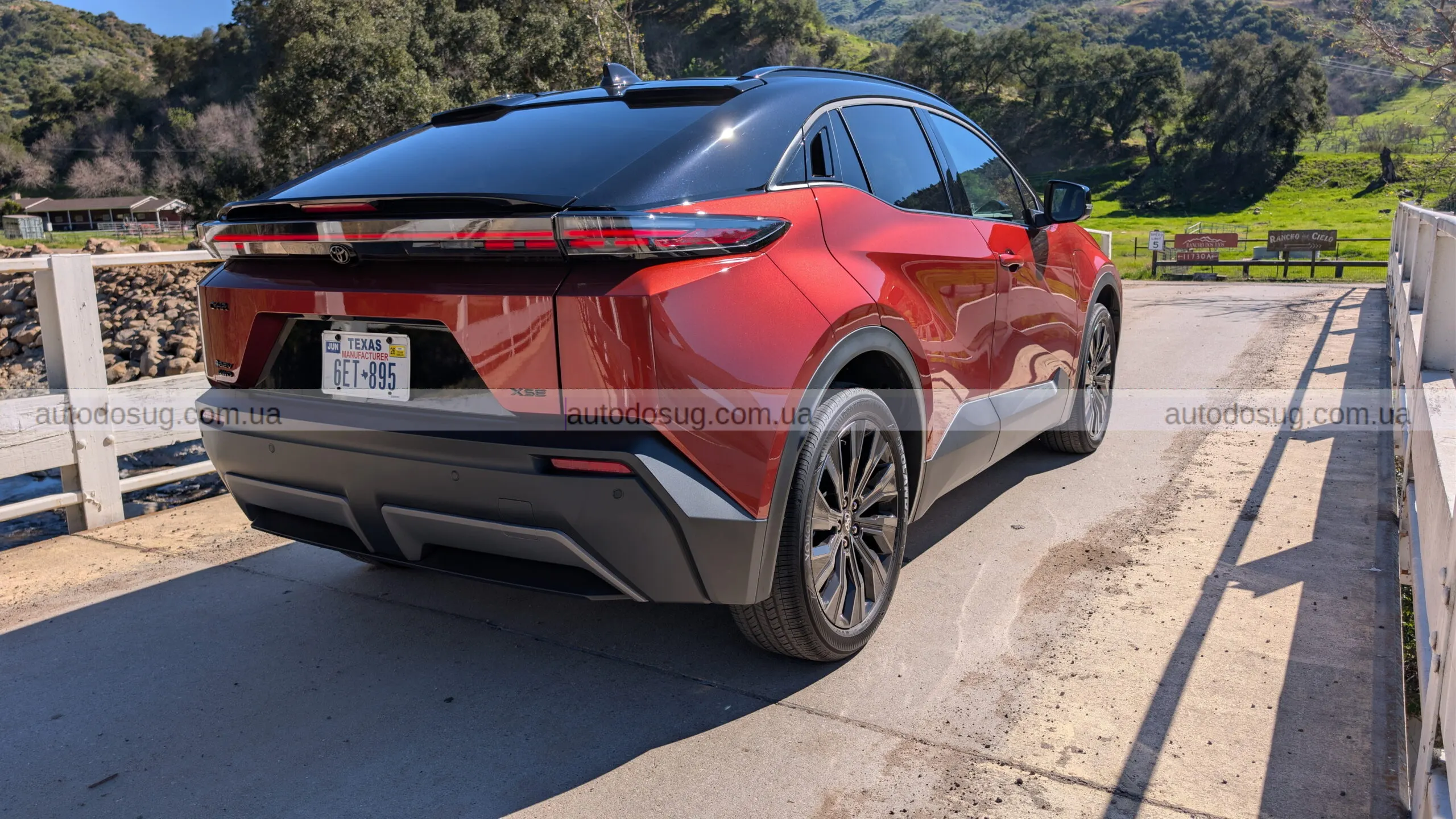 Toyota C-HR EV виходить на дорогу як компактний драйвер наступного покоління