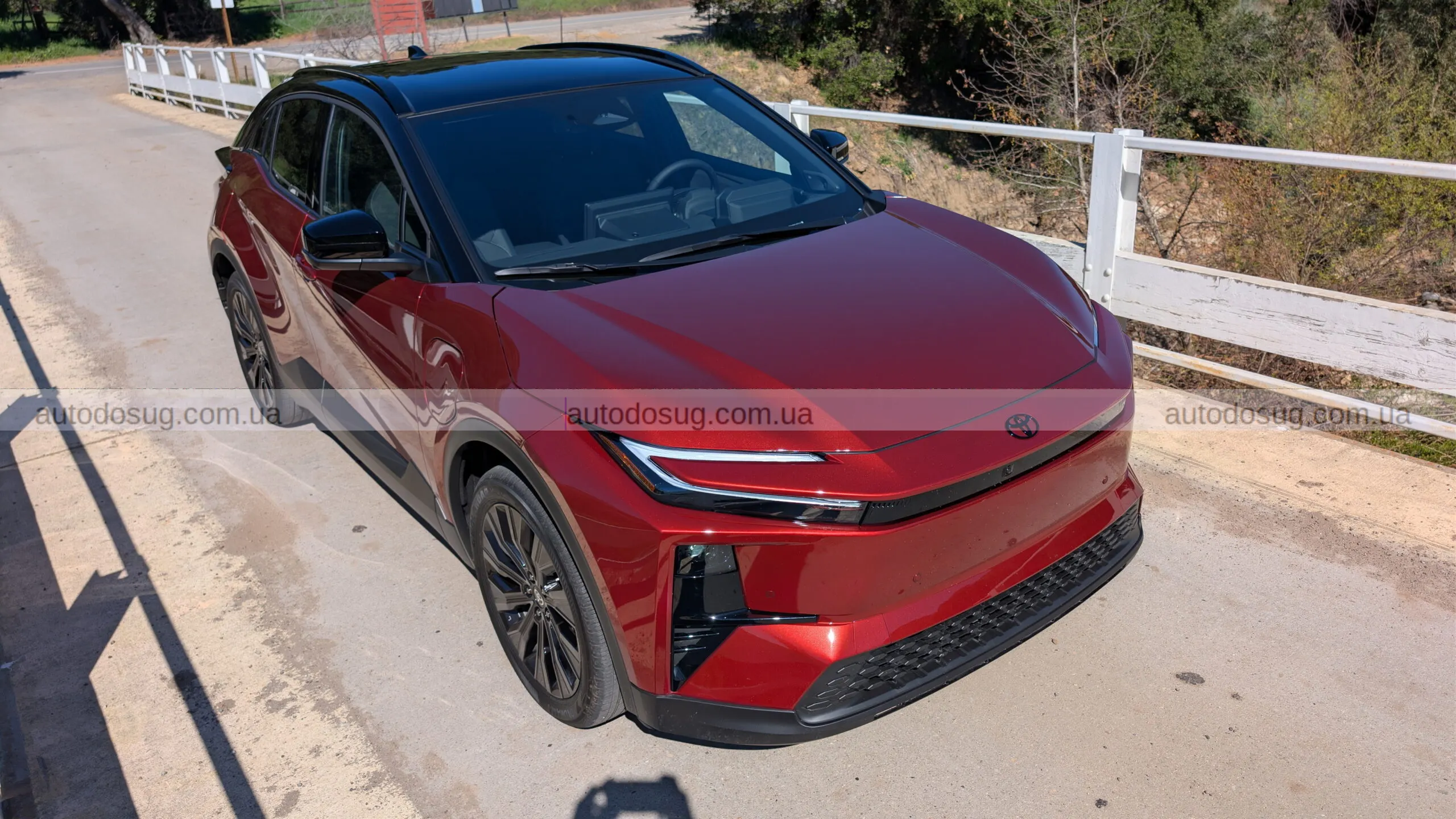 Toyota C-HR EV виходить на дорогу як компактний драйвер наступного покоління