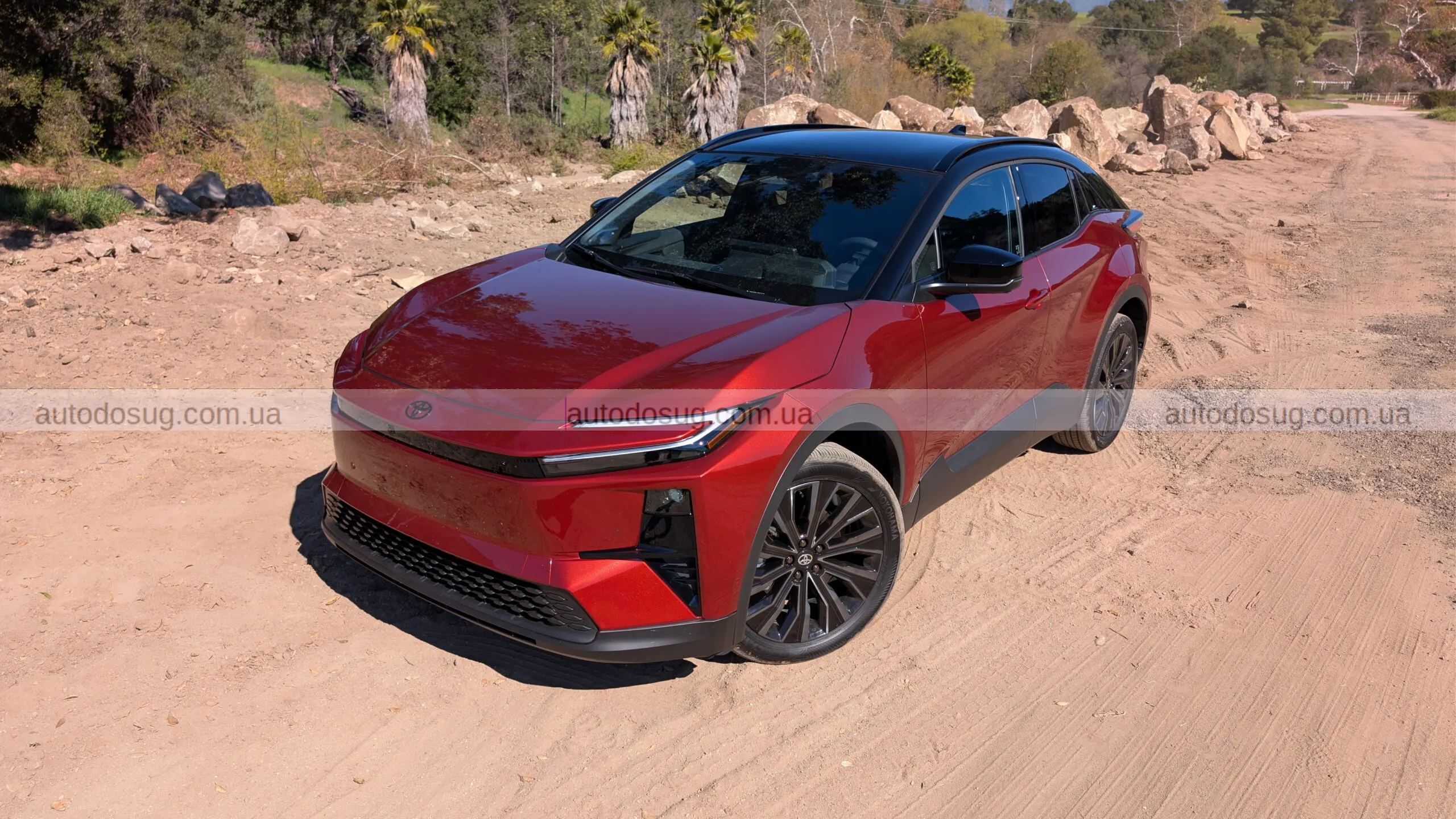 Toyota C-HR EV виходить на дорогу як компактний драйвер наступного покоління