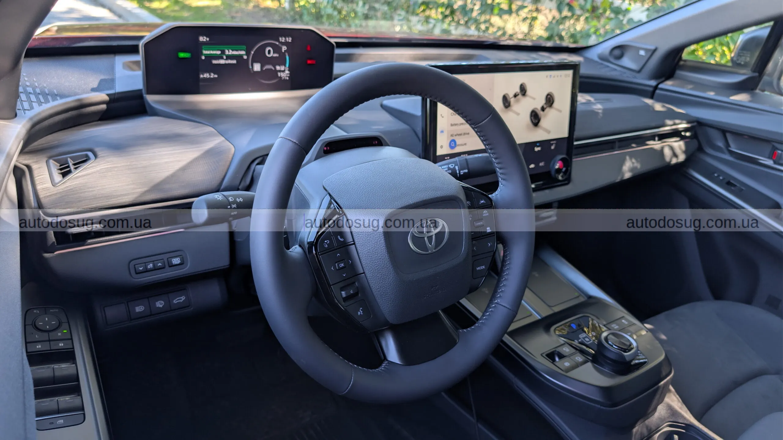 Toyota C-HR EV виходить на дорогу як компактний драйвер наступного покоління