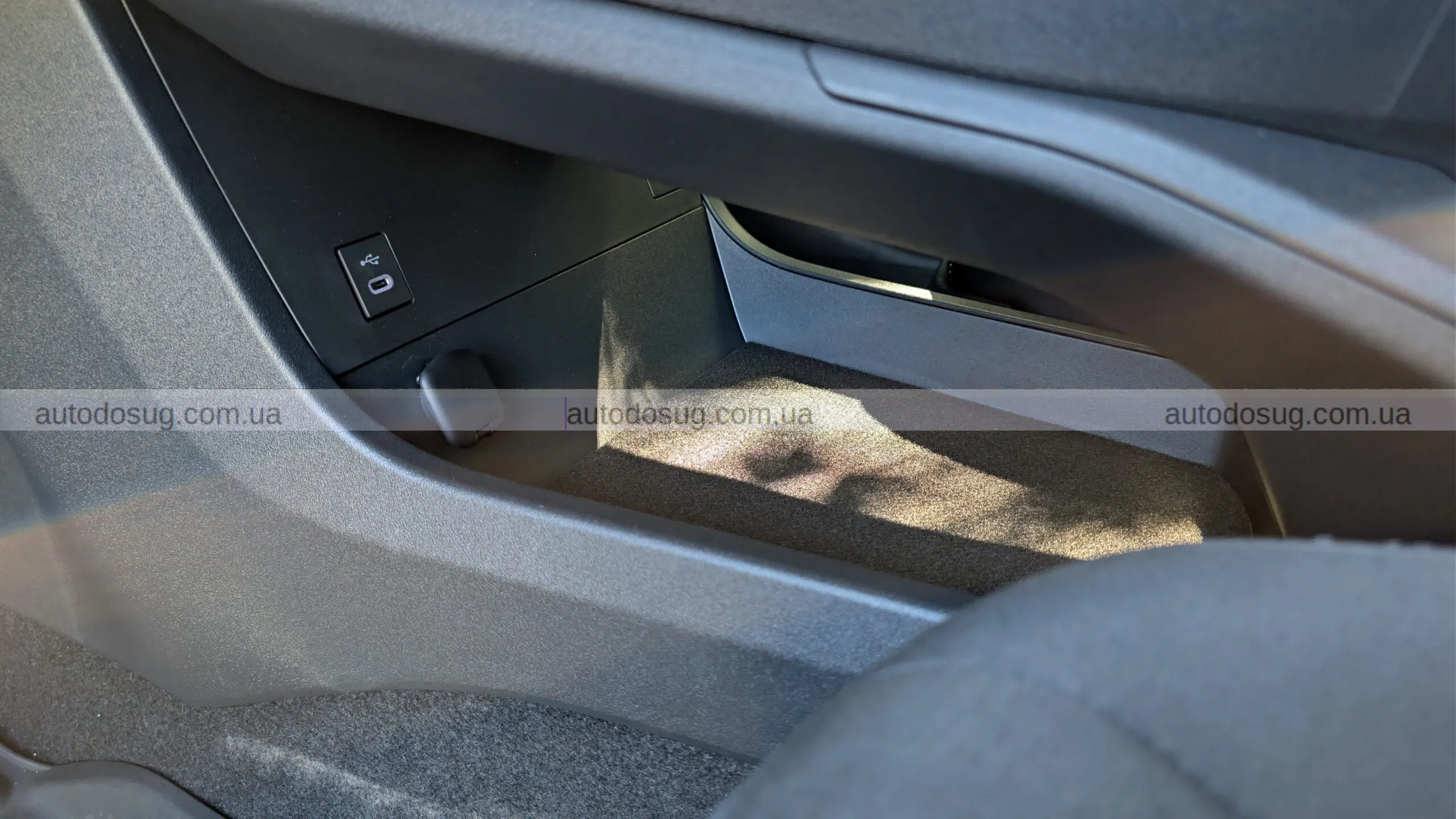 Toyota C-HR EV виходить на дорогу як компактний драйвер наступного покоління