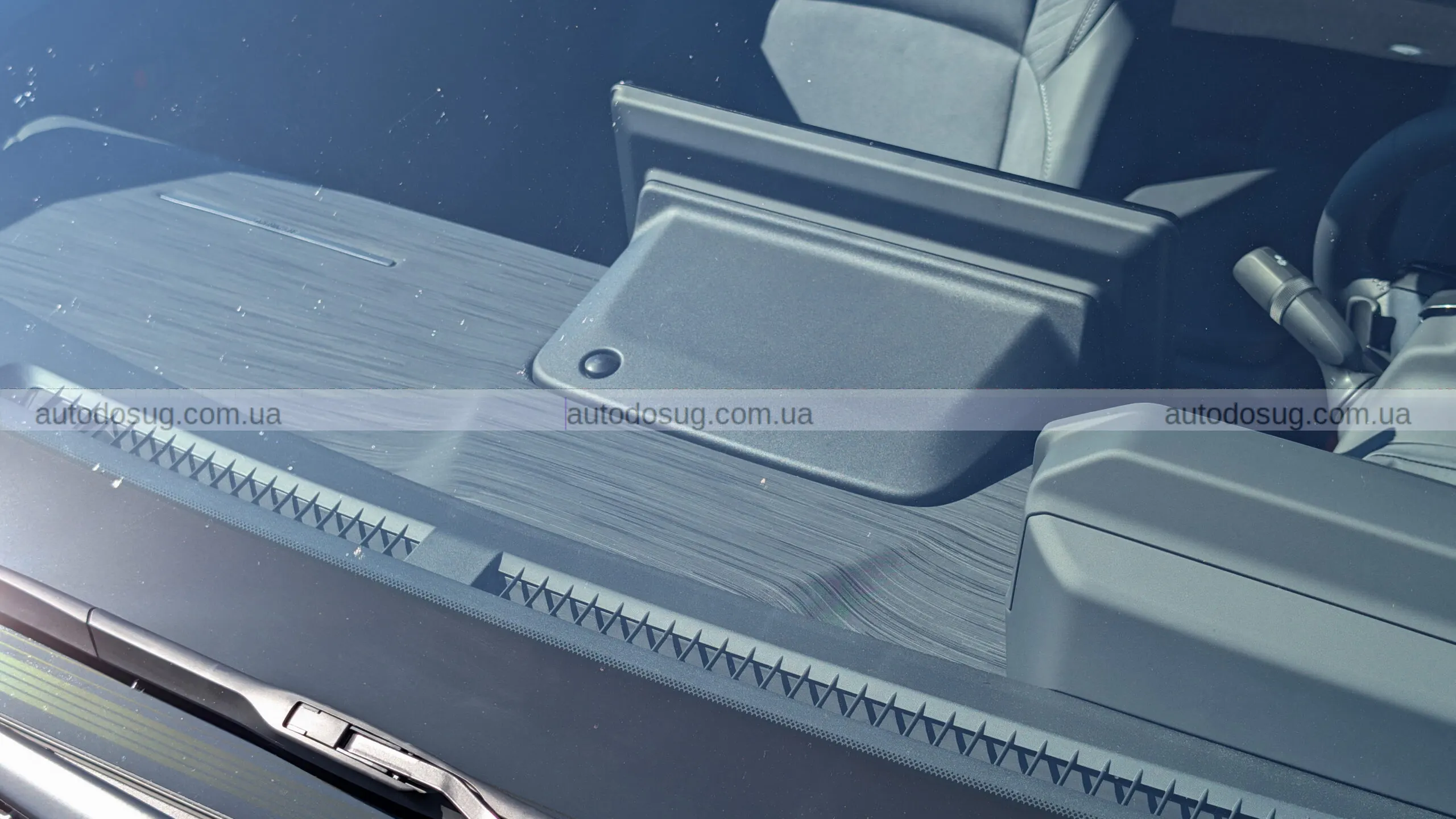 Toyota C-HR EV виходить на дорогу як компактний драйвер наступного покоління