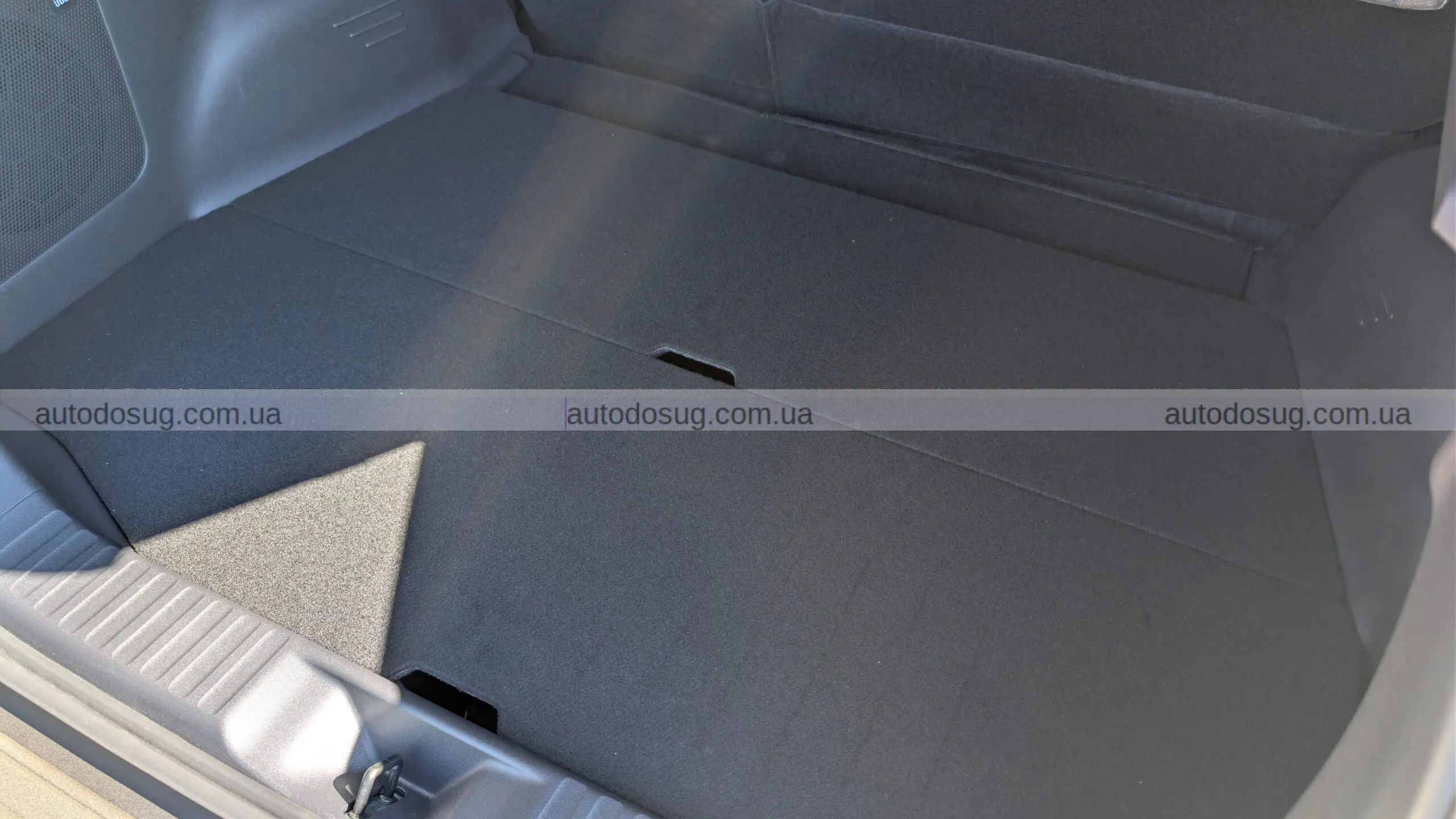 Toyota C-HR EV виходить на дорогу як компактний драйвер наступного покоління