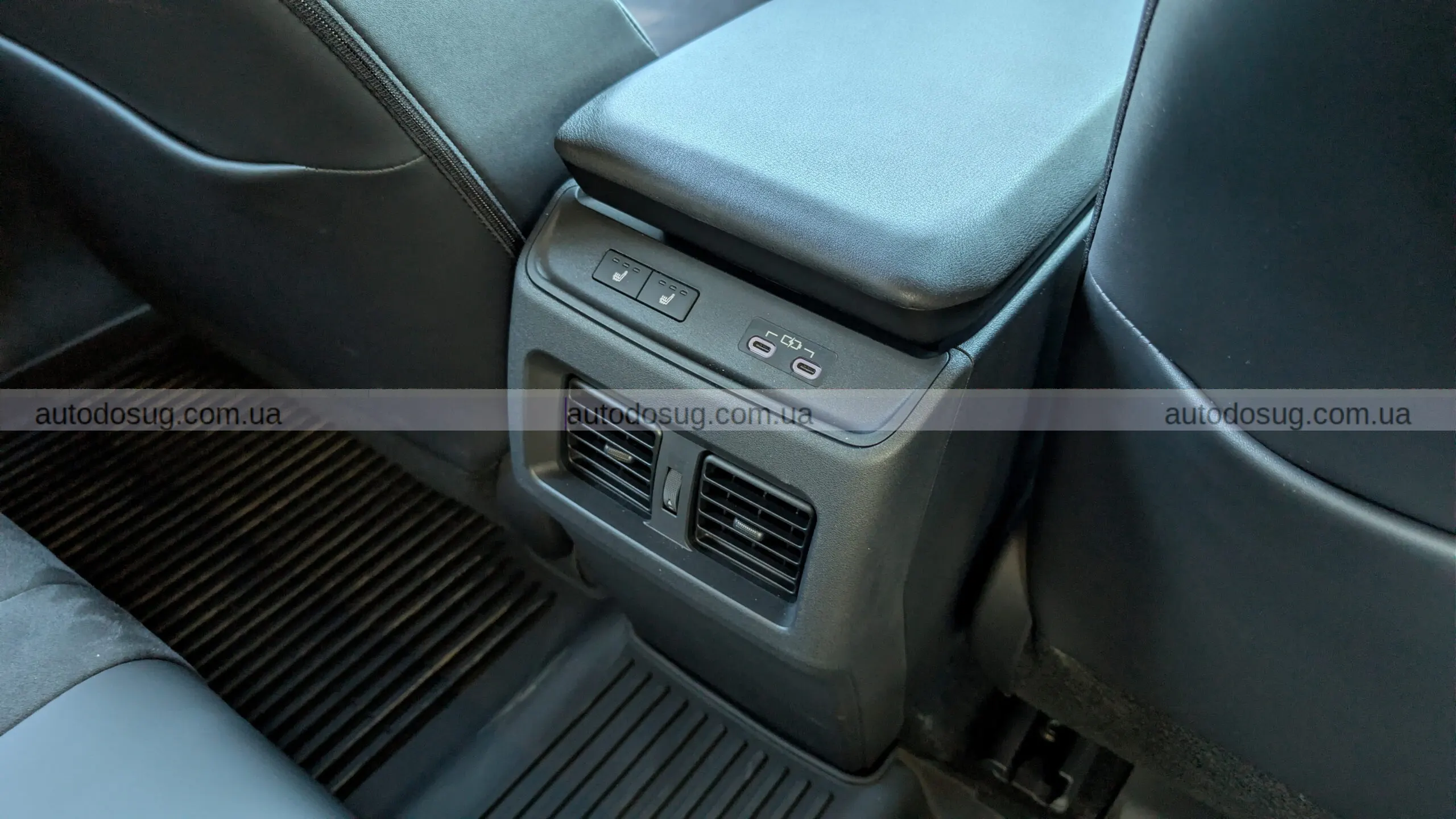 Toyota C-HR EV виходить на дорогу як компактний драйвер наступного покоління