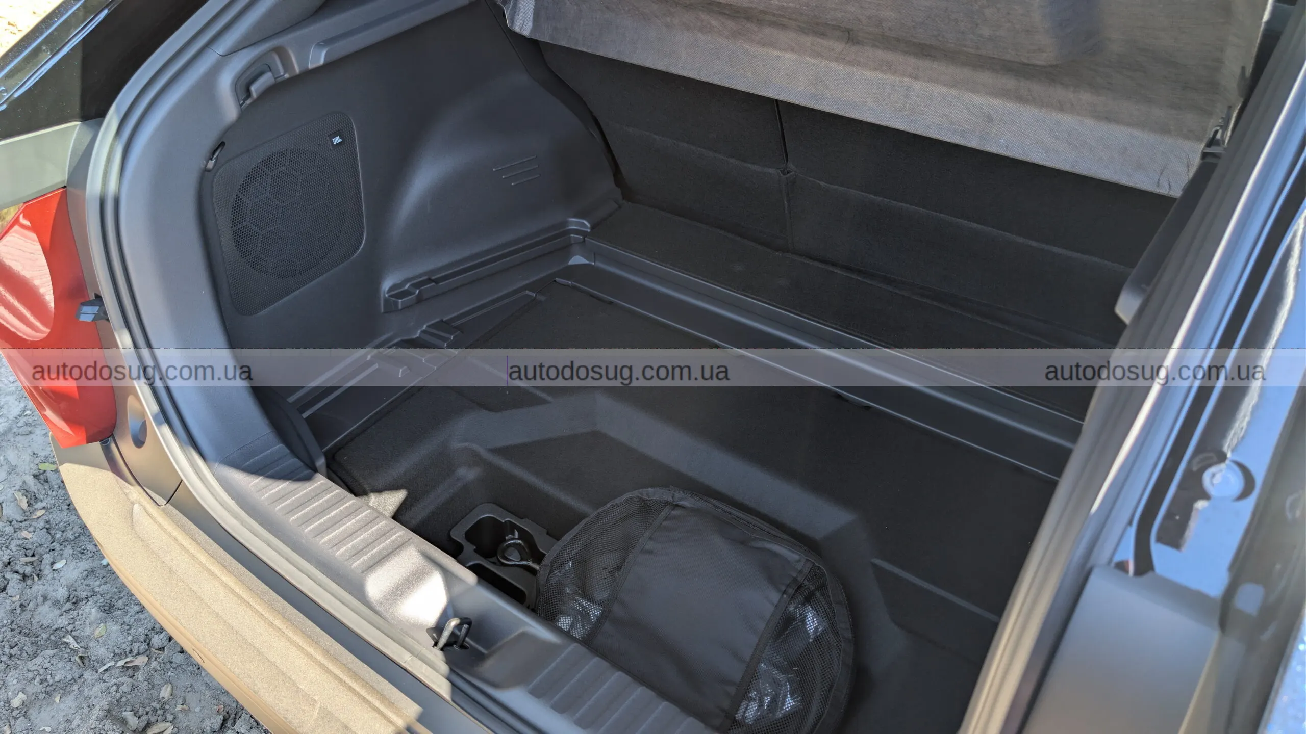 Toyota C-HR EV виходить на дорогу як компактний драйвер наступного покоління