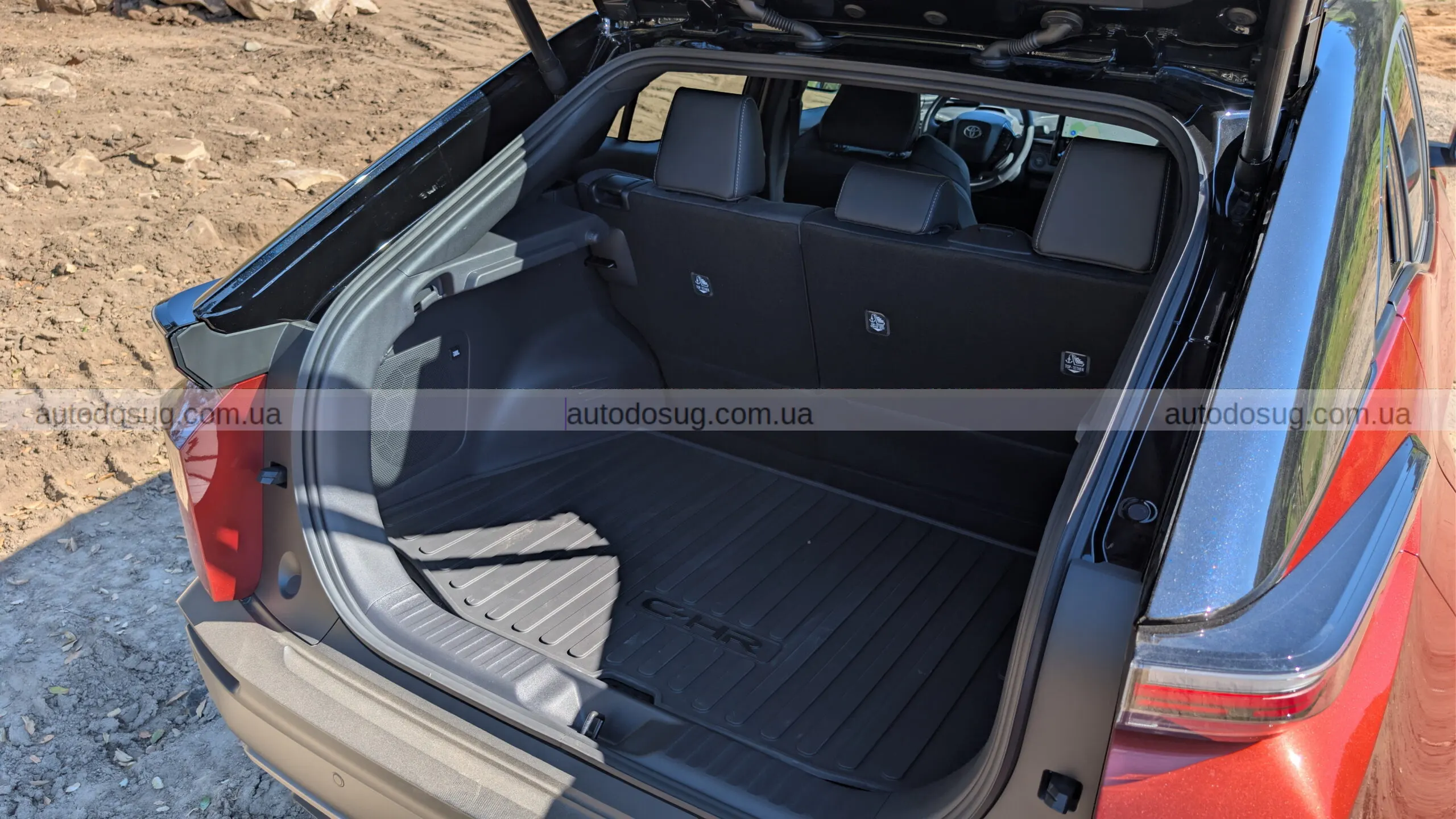 Toyota C-HR EV виходить на дорогу як компактний драйвер наступного покоління