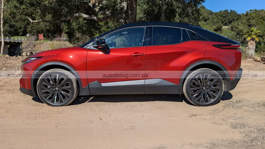 Toyota C-HR EV виходить на дорогу як компактний драйвер наступного покоління