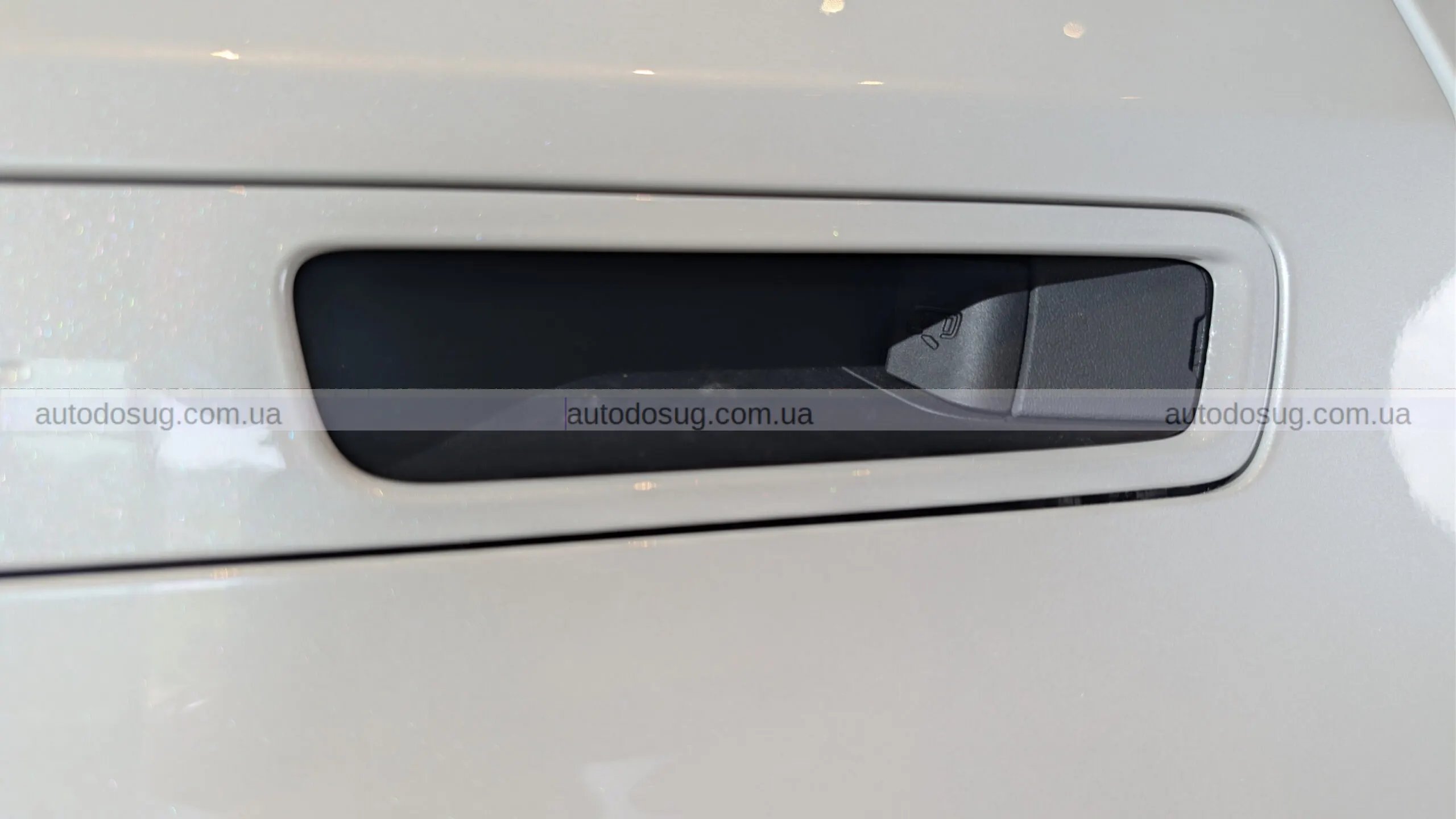 Toyota Highlander EV виносить дверні ручки в нову ерy та не відкидає механіку