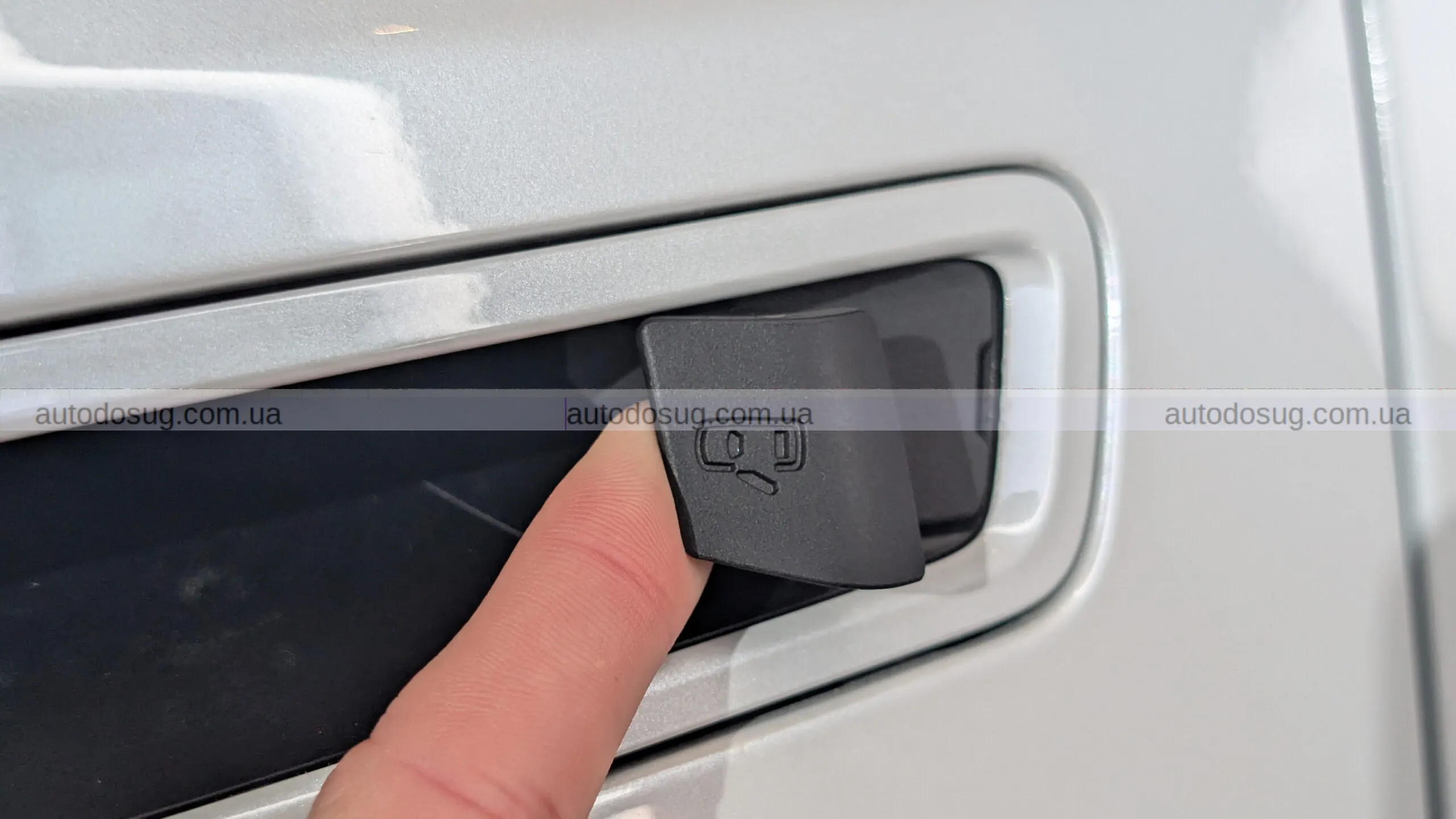 Toyota Highlander EV виносить дверні ручки в нову ерy та не відкидає механіку