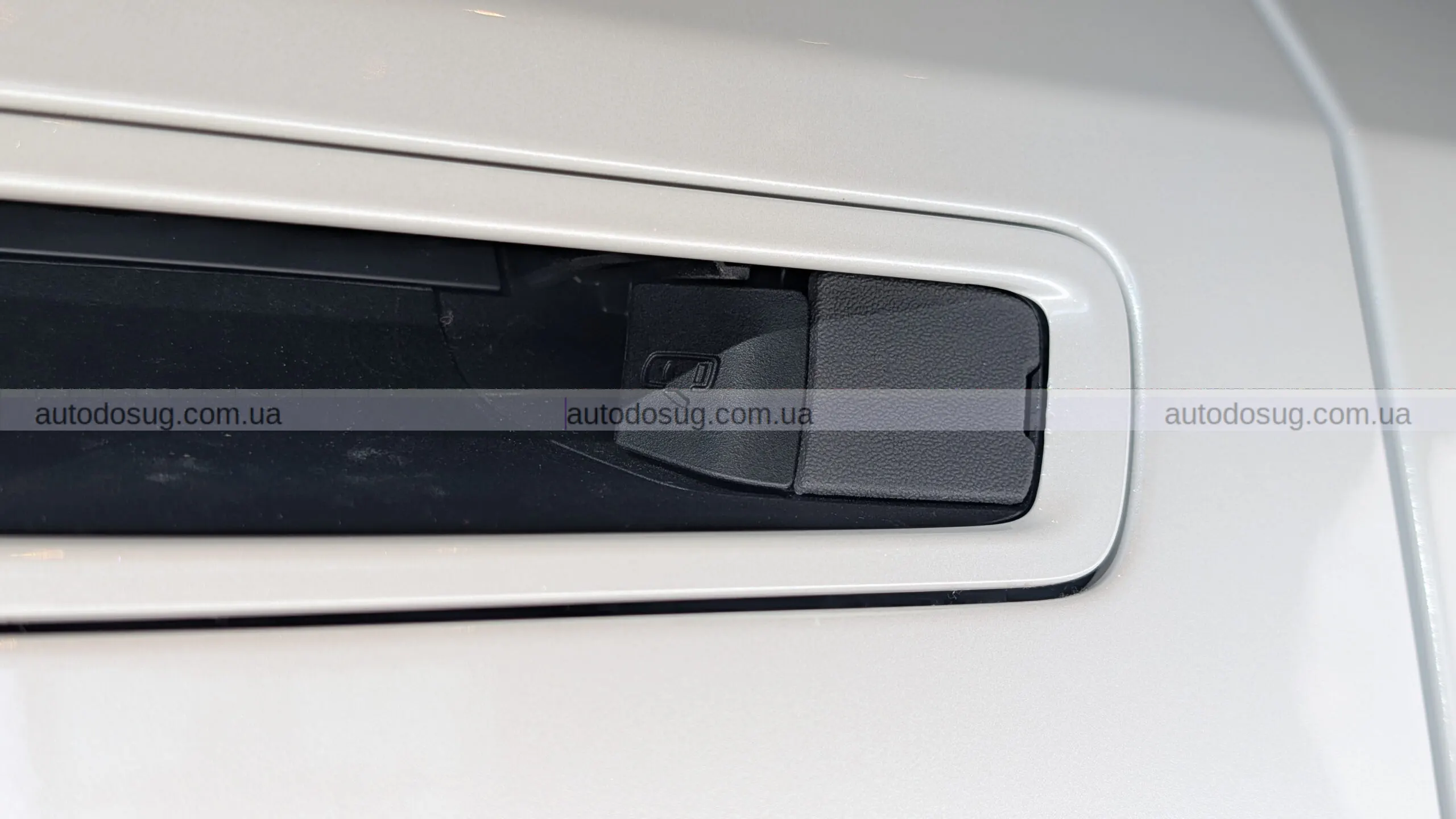 Toyota Highlander EV виносить дверні ручки в нову ерy та не відкидає механіку