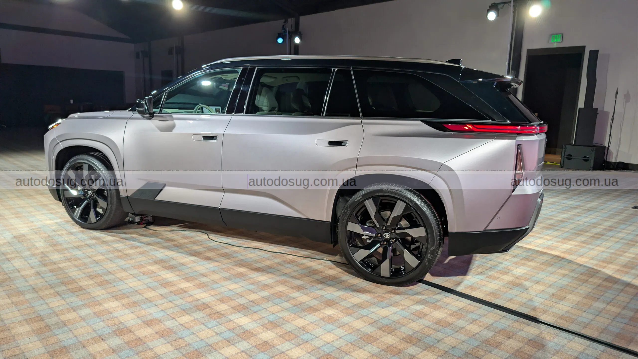 Toyota Highlander EV виносить дверні ручки в нову ерy та не відкидає механіку