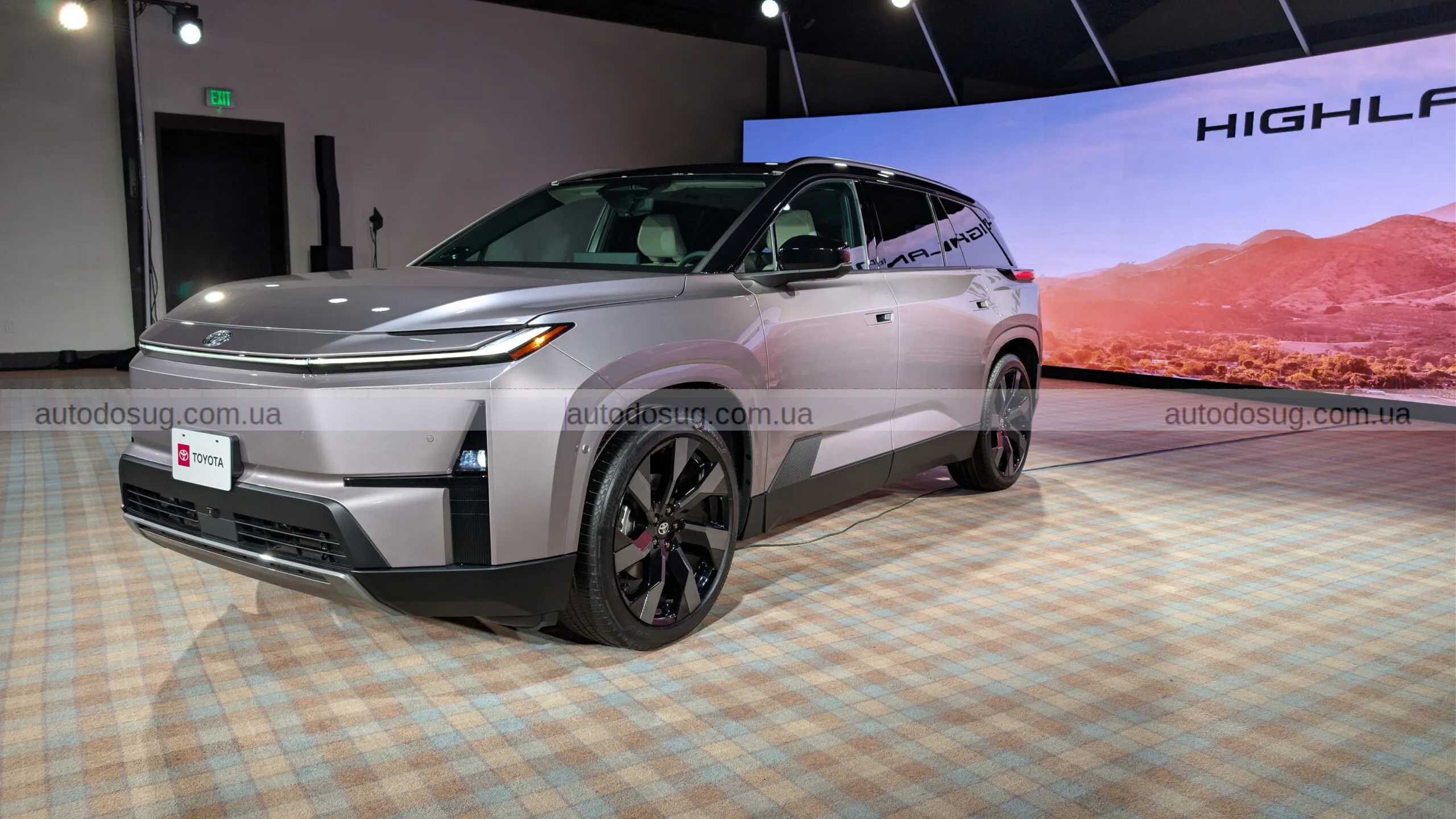 Toyota Highlander EV виносить дверні ручки в нову ерy та не відкидає механіку