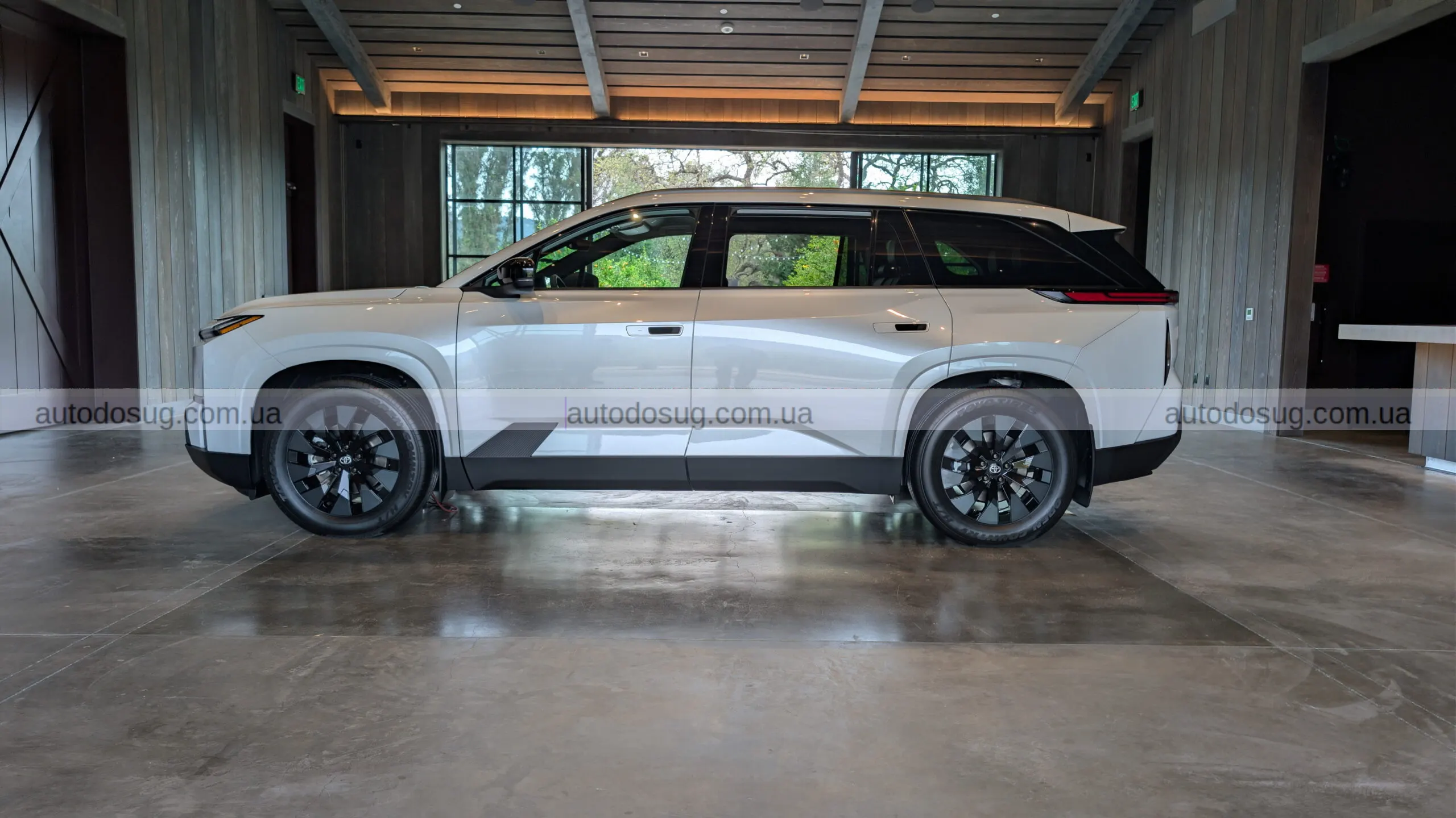 Toyota Highlander EV виносить дверні ручки в нову ерy та не відкидає механіку