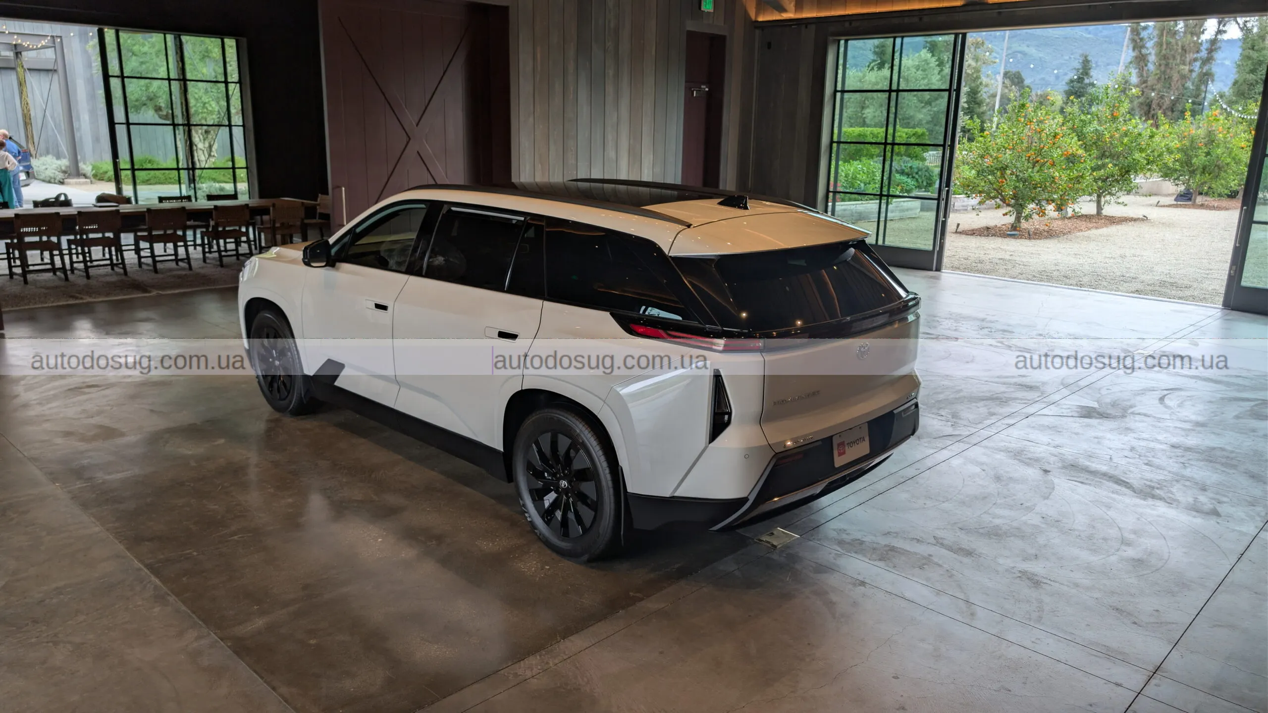 Toyota Highlander EV виносить дверні ручки в нову ерy та не відкидає механіку