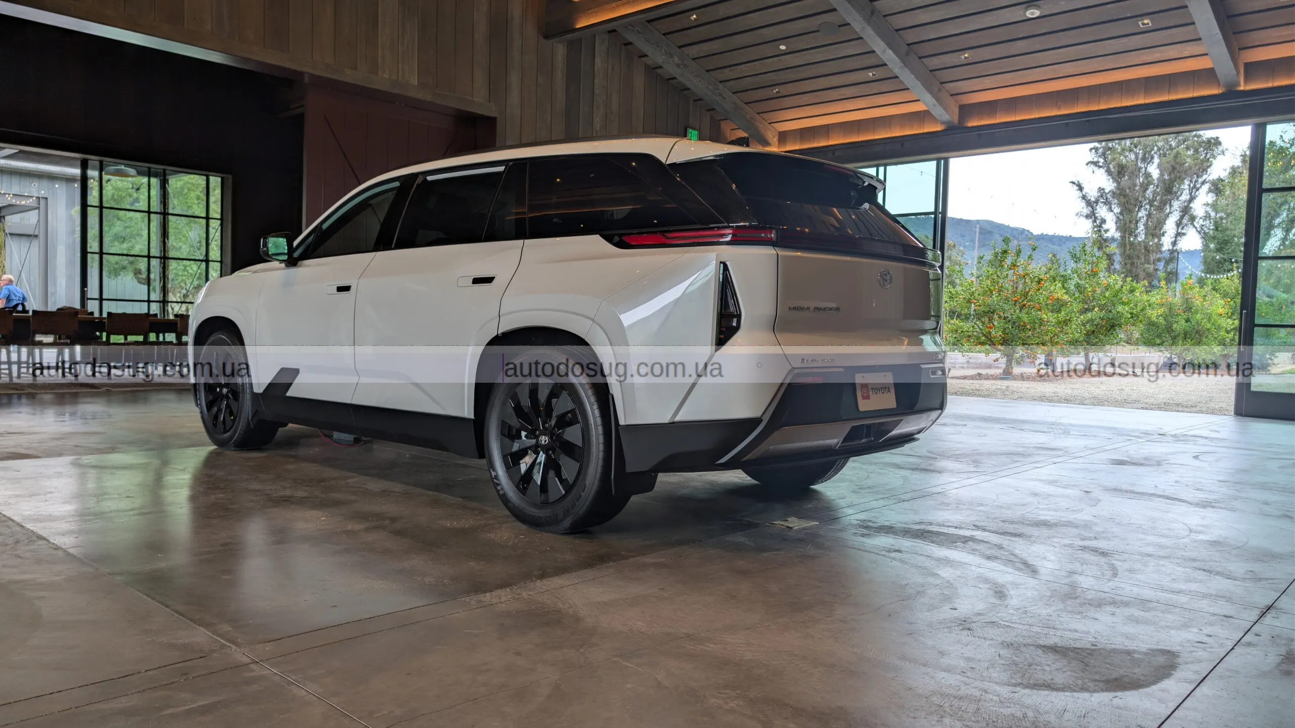 Toyota Highlander EV виносить дверні ручки в нову ерy та не відкидає механіку