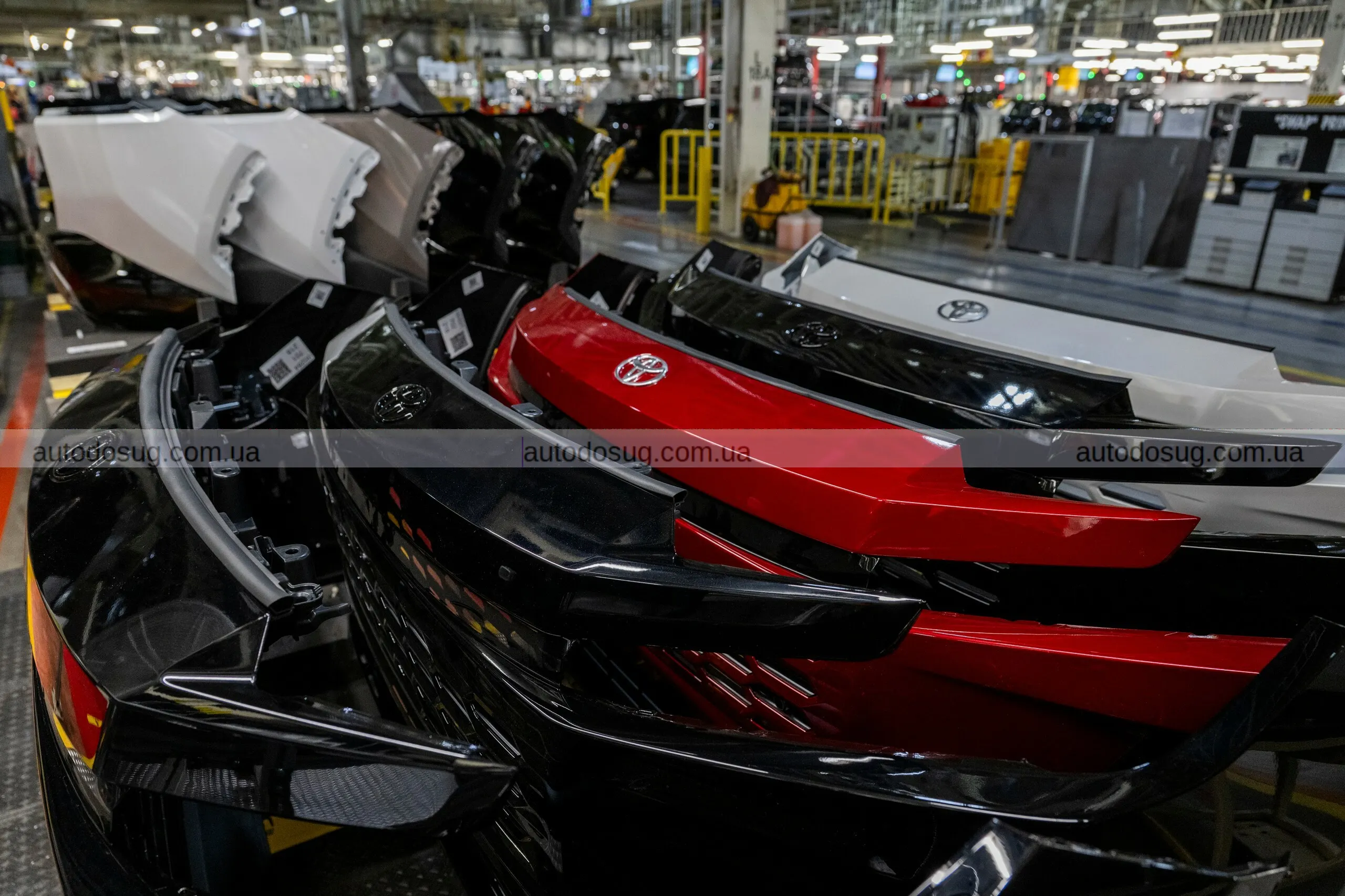 Toyota виробляє новий кросовер RAV4 у кількох країнах світу та адаптує виробництво під сучасні вимоги