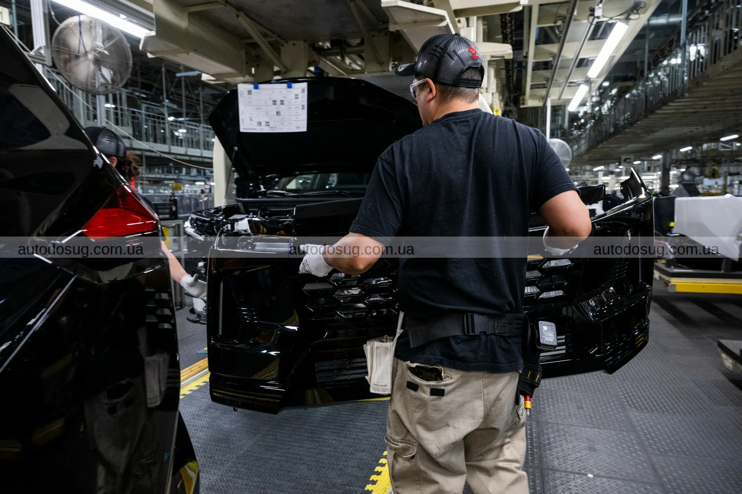 Toyota виробляє новий кросовер RAV4 у кількох країнах світу та адаптує виробництво під сучасні вимоги