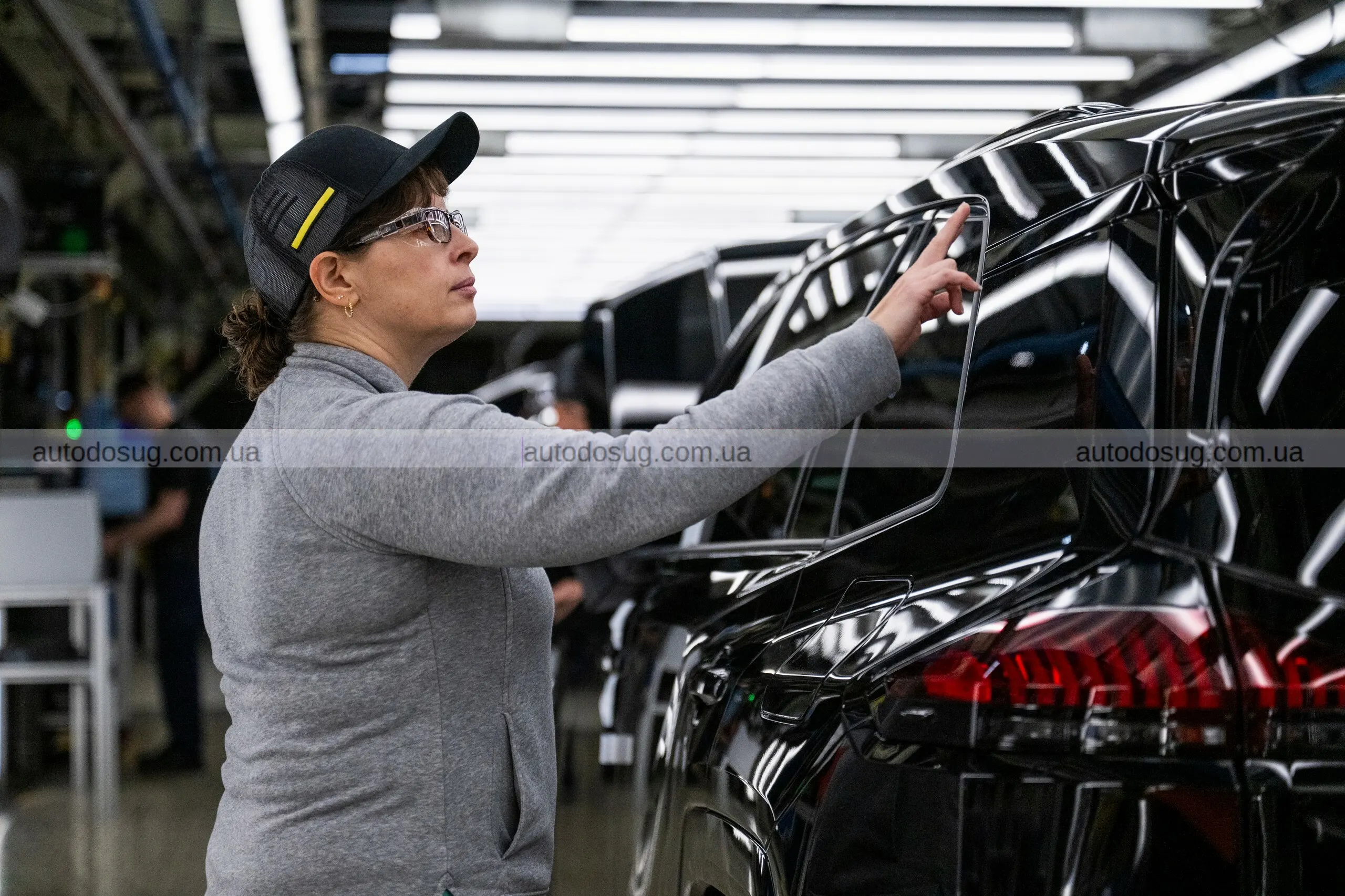 Toyota виробляє новий кросовер RAV4 у кількох країнах світу та адаптує виробництво під сучасні вимоги