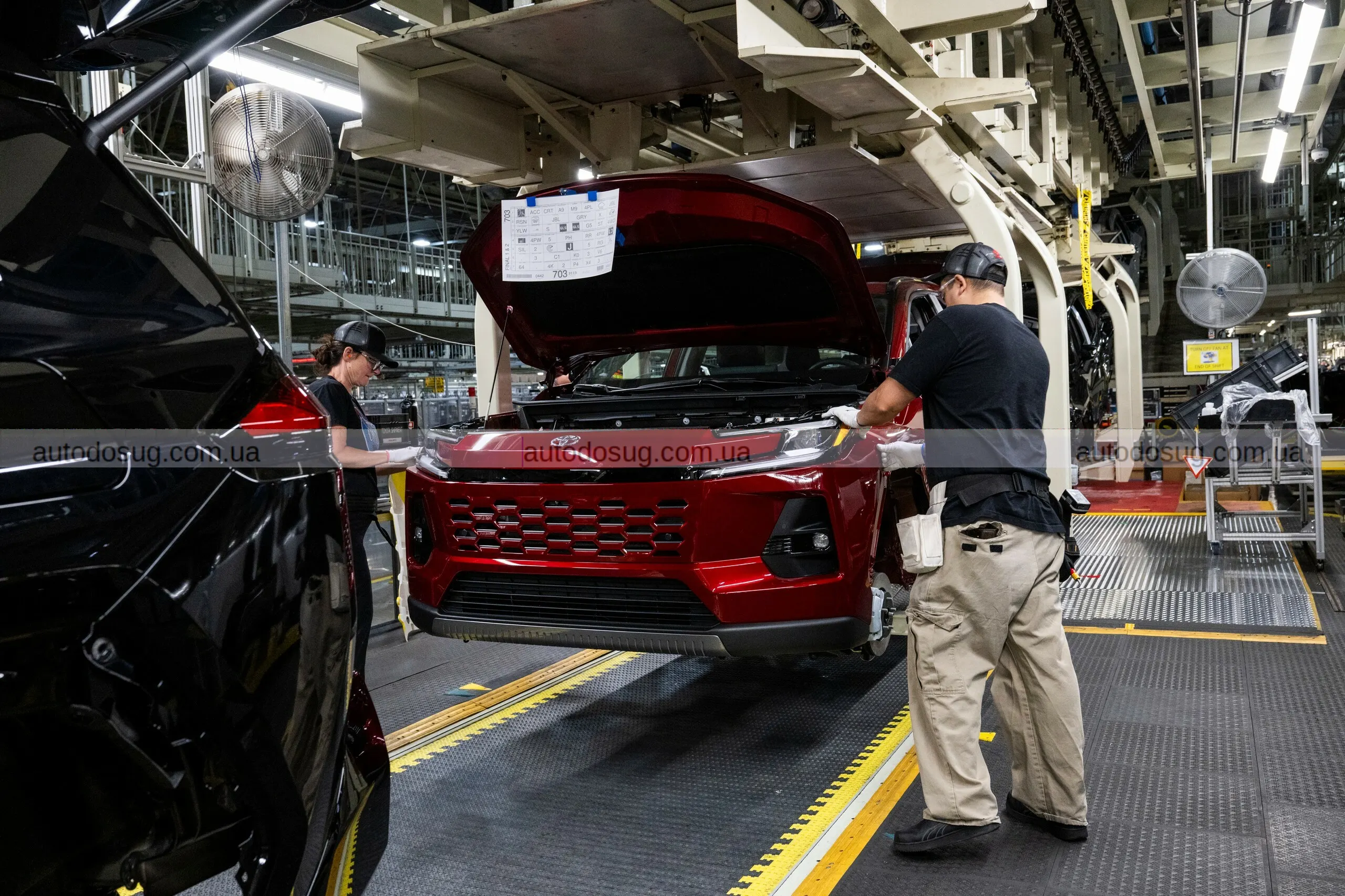 Toyota виробляє новий кросовер RAV4 у кількох країнах світу та адаптує виробництво під сучасні вимоги