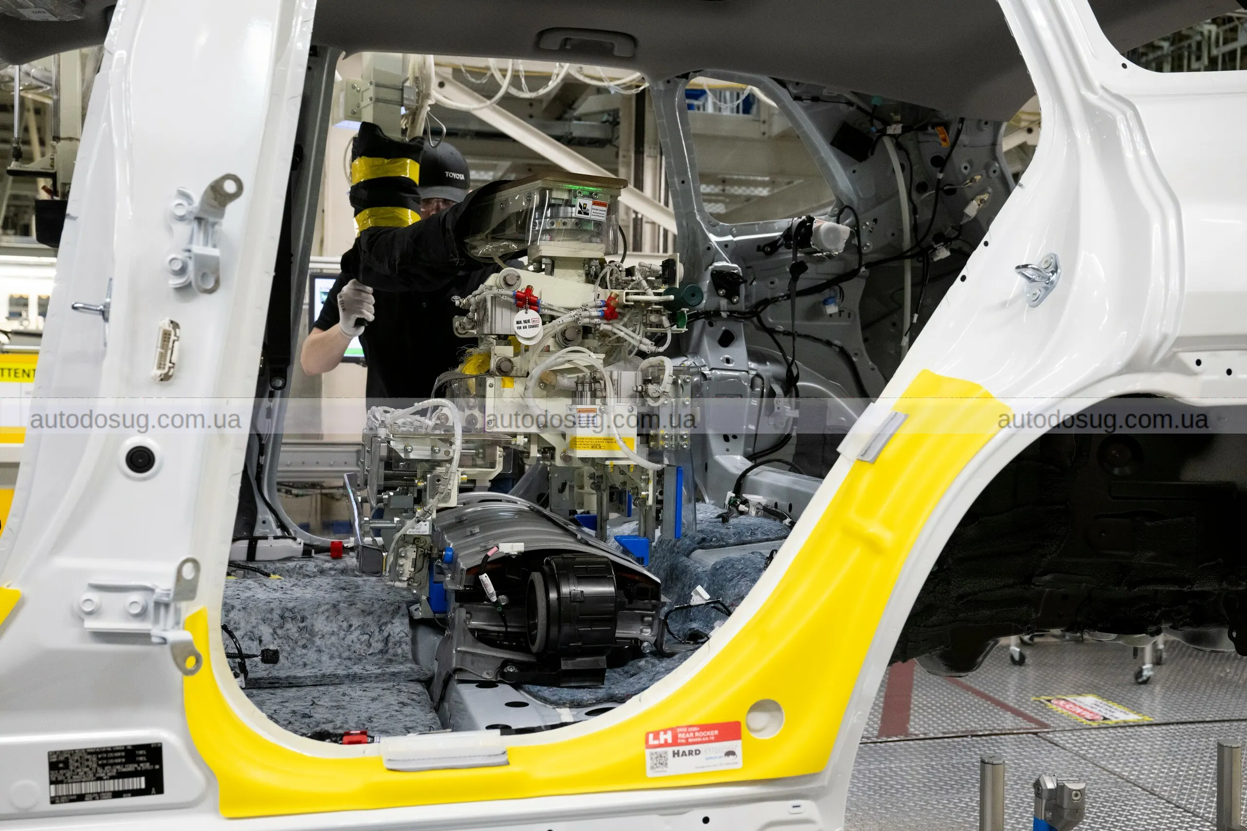 Toyota виробляє новий кросовер RAV4 у кількох країнах світу та адаптує виробництво під сучасні вимоги