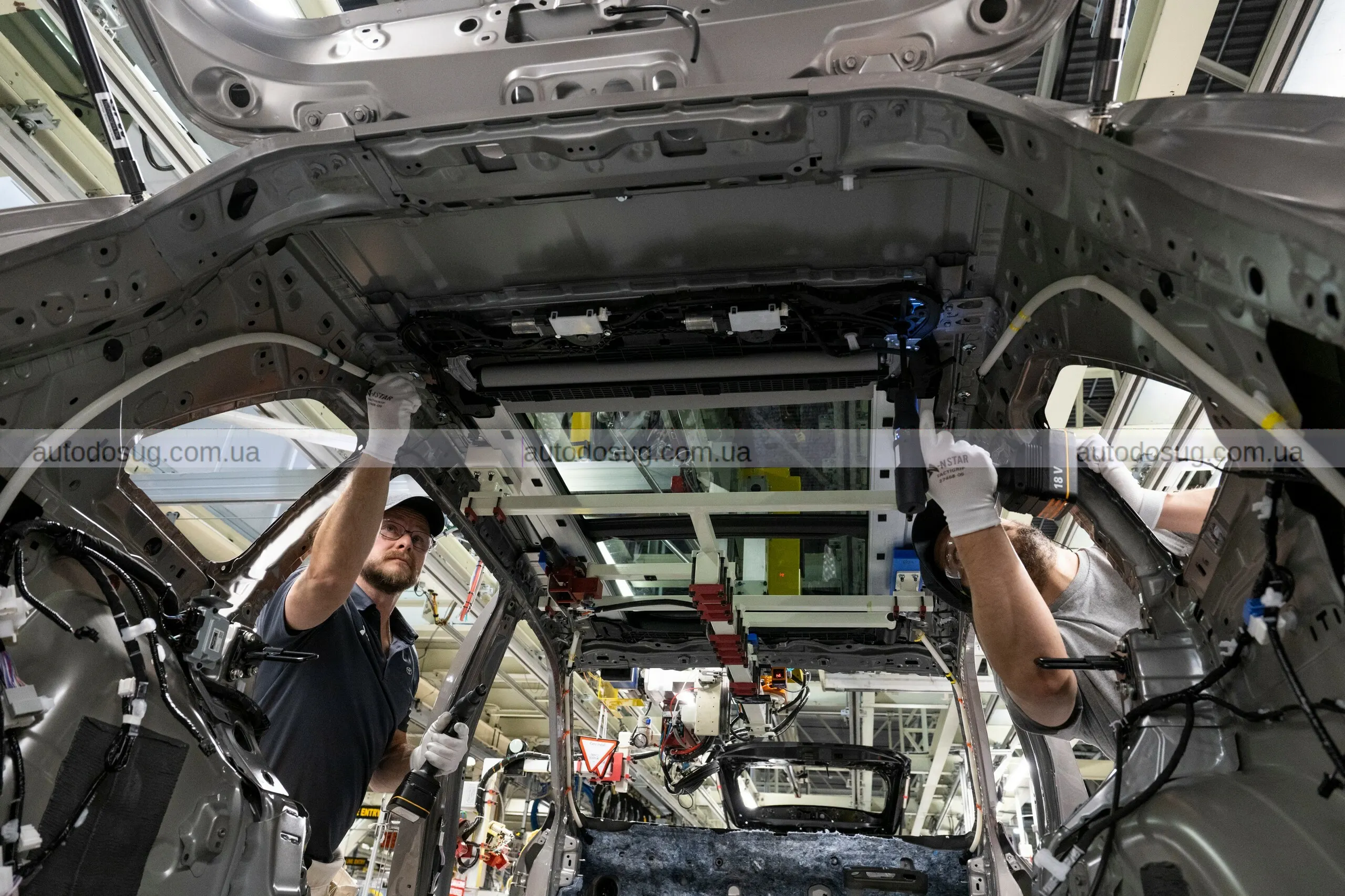 Toyota виробляє новий кросовер RAV4 у кількох країнах світу та адаптує виробництво під сучасні вимоги