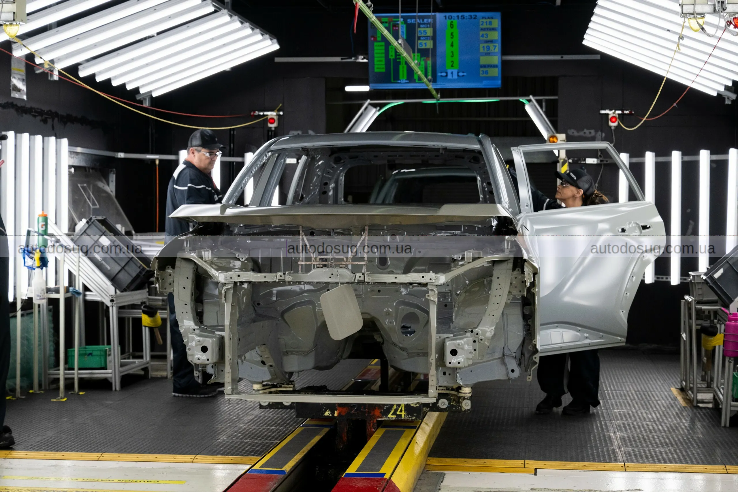 Toyota виробляє новий кросовер RAV4 у кількох країнах світу та адаптує виробництво під сучасні вимоги