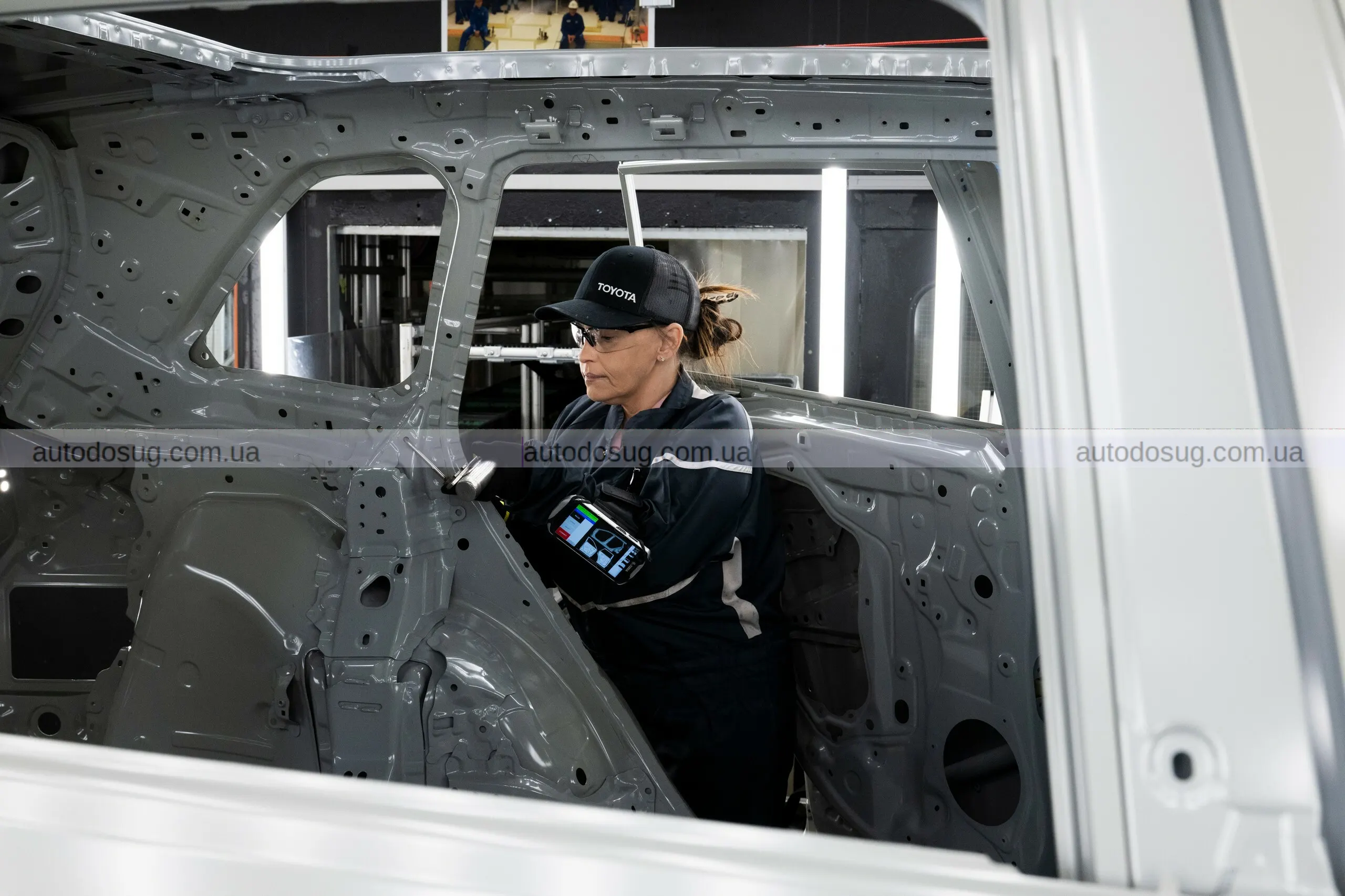 Toyota виробляє новий кросовер RAV4 у кількох країнах світу та адаптує виробництво під сучасні вимоги