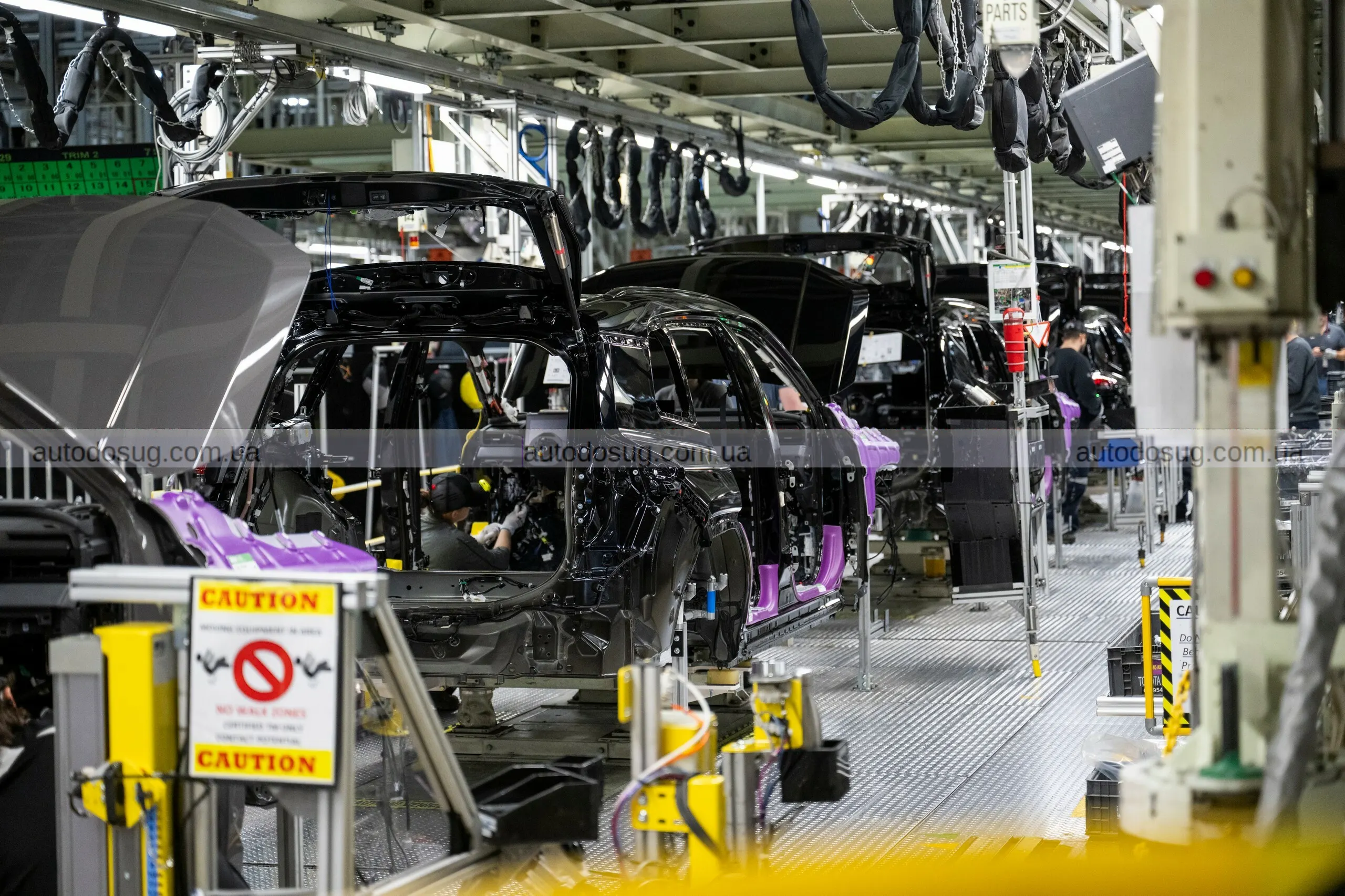 Toyota виробляє новий кросовер RAV4 у кількох країнах світу та адаптує виробництво під сучасні вимоги