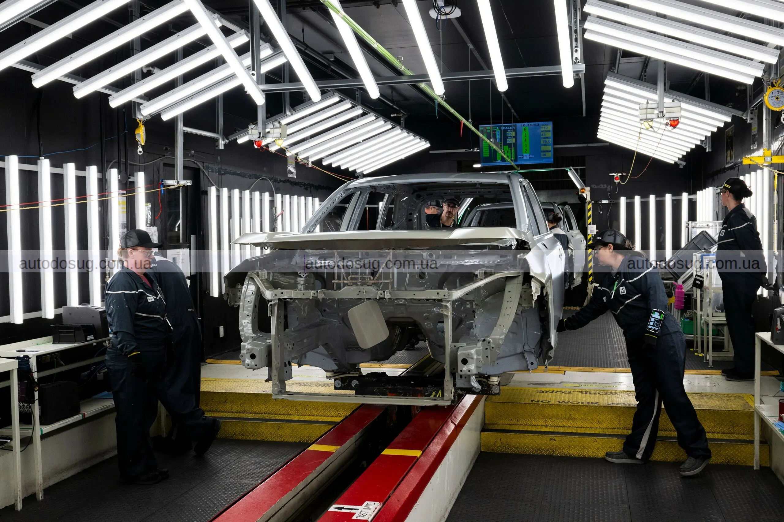 Toyota виробляє новий кросовер RAV4 у кількох країнах світу та адаптує виробництво під сучасні вимоги