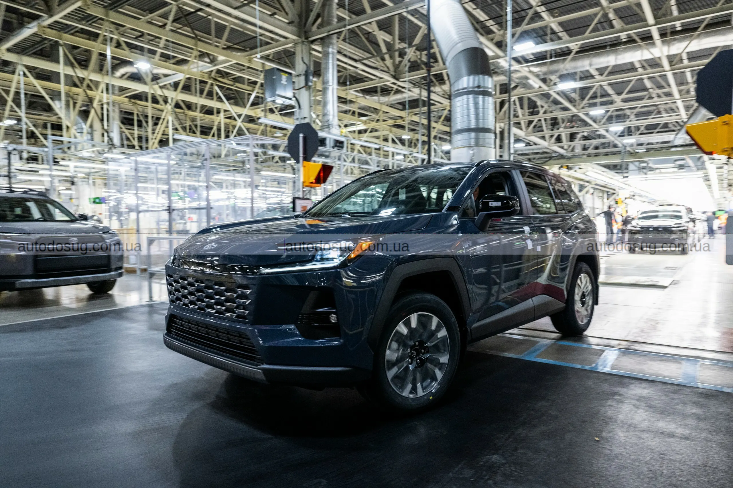 Toyota виробляє новий кросовер RAV4 у кількох країнах світу та адаптує виробництво під сучасні вимоги