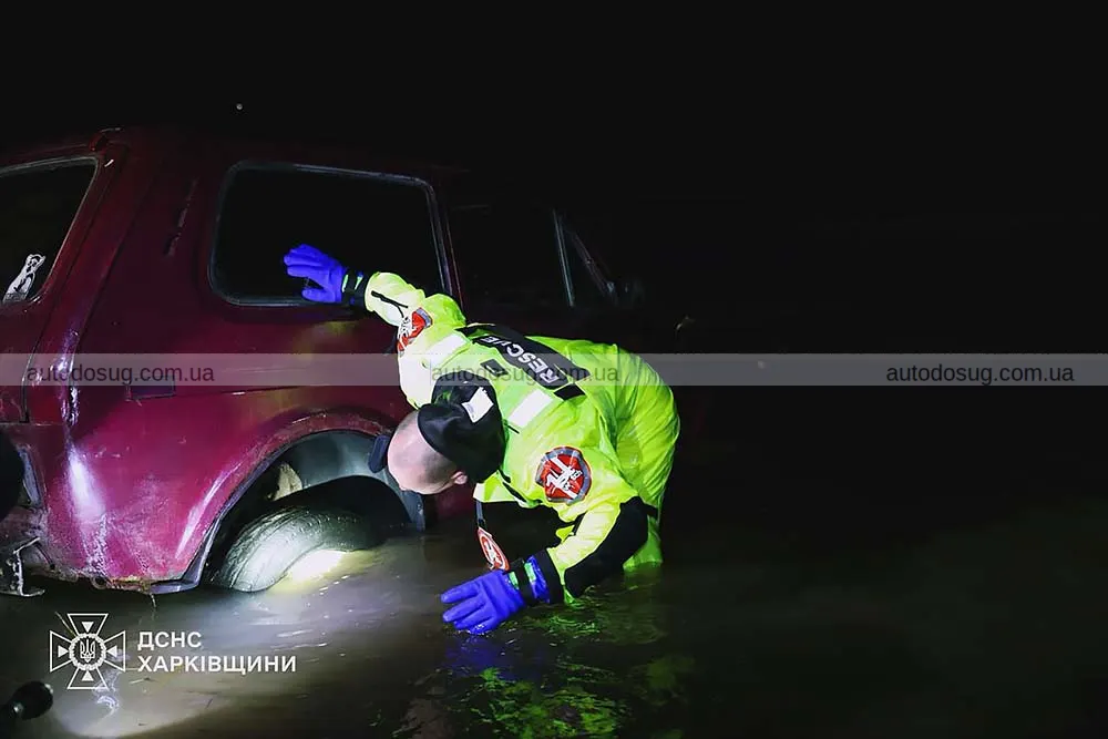 У Харкові рятувальники витягли автомобіль з річки