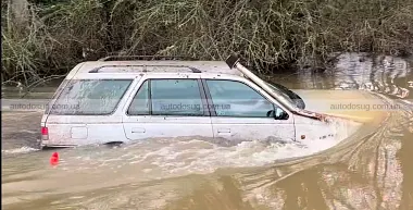 Універсал Peugeot зняли на відео, як він проїжджав крізь воду по груди